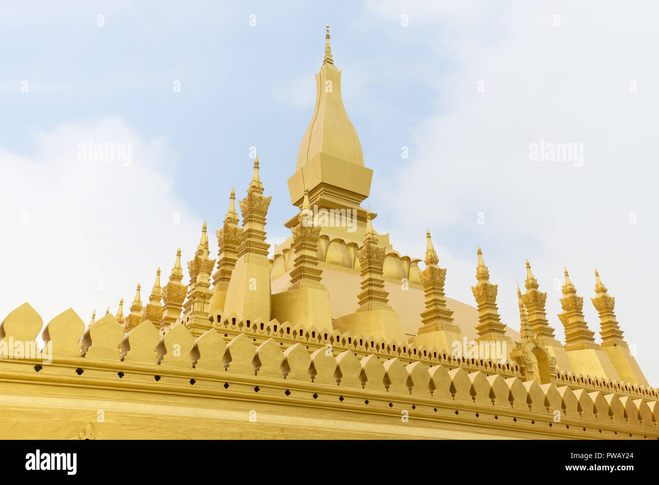 Pha That Luang (grande Stupa) è un oro-coperto stupa buddisti di Vientiane. È il più importante monumento nazionale e un simbolo nazionale in Laos. Foto Stock