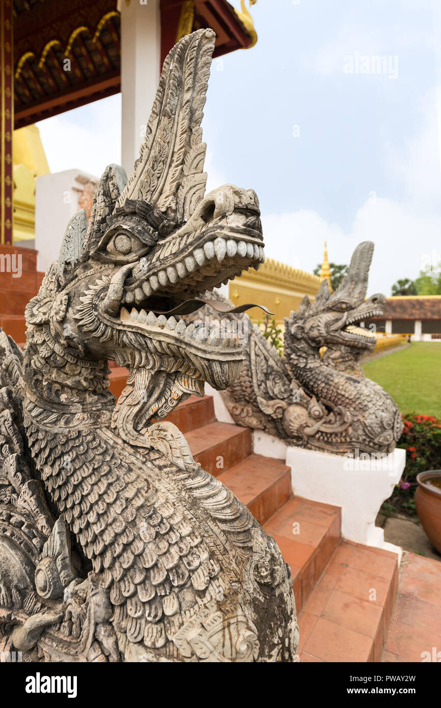 Close-up di un drago ornati statua al Pha That Luang, grande Stupa, in Vientiane, Laos. Foto Stock