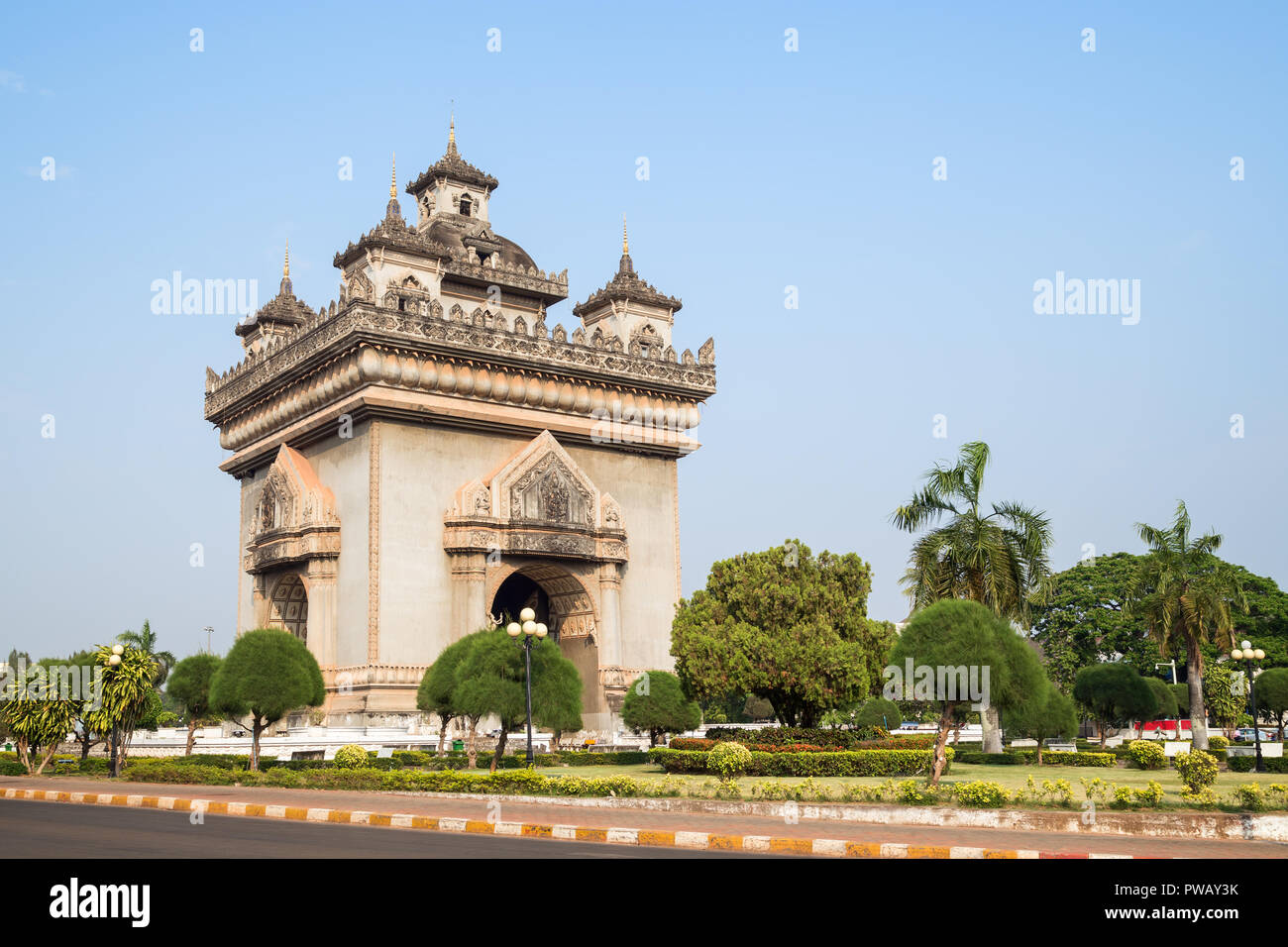 Patuxai (Patuxay), vittoria gate o gate del trionfo, monumento di guerra e il parco di Vientiane, Laos, in una giornata di sole. Foto Stock