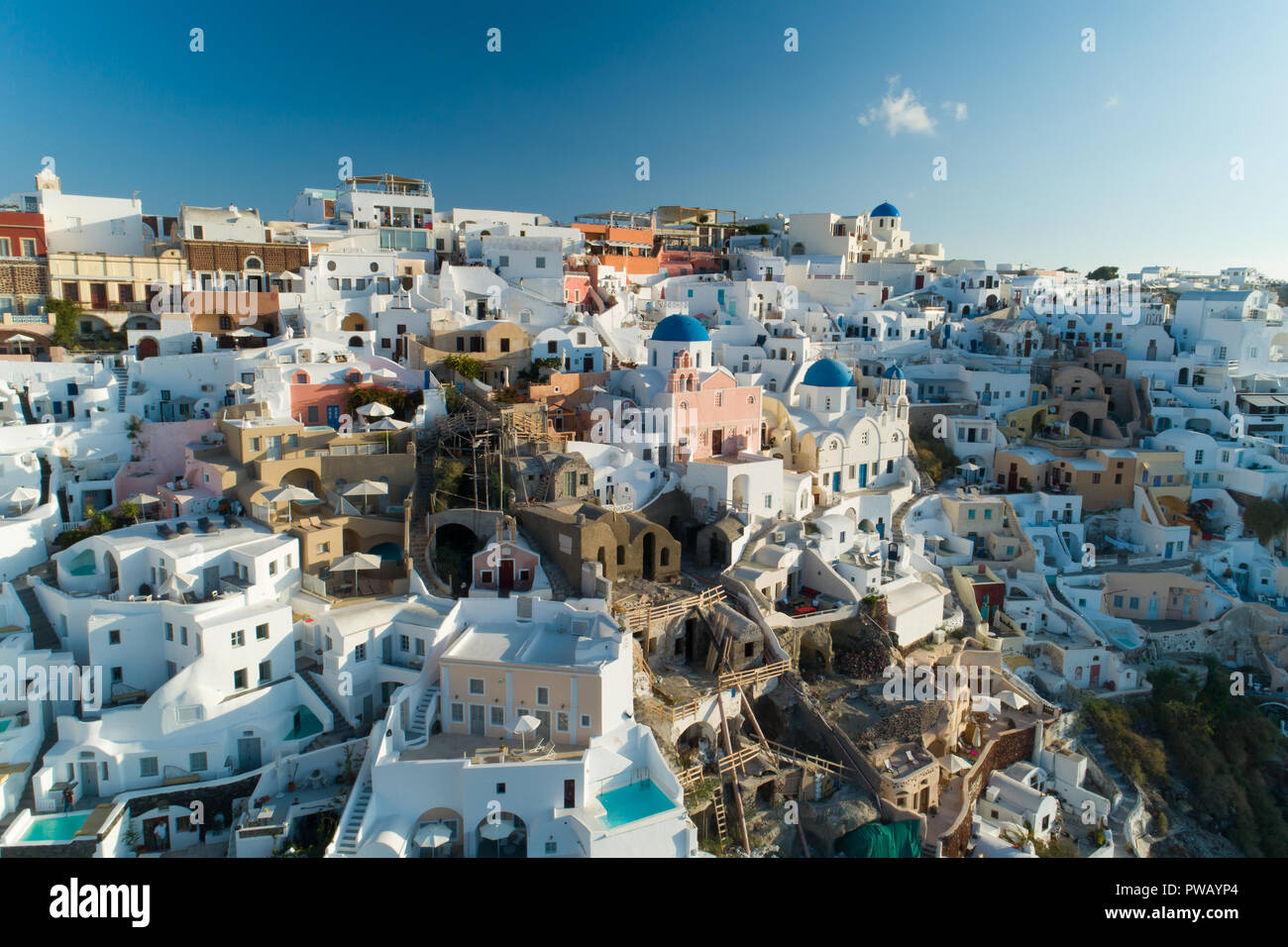 Vista aerea volando sopra la città di Oia a Santorini Grecia Foto Stock