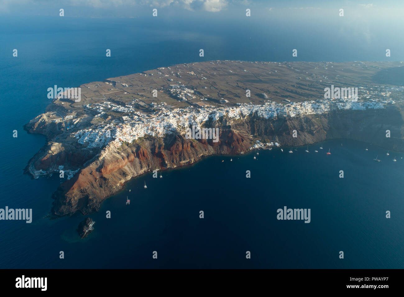 Vista aerea volando sopra la città di Oia a Santorini Grecia Foto Stock