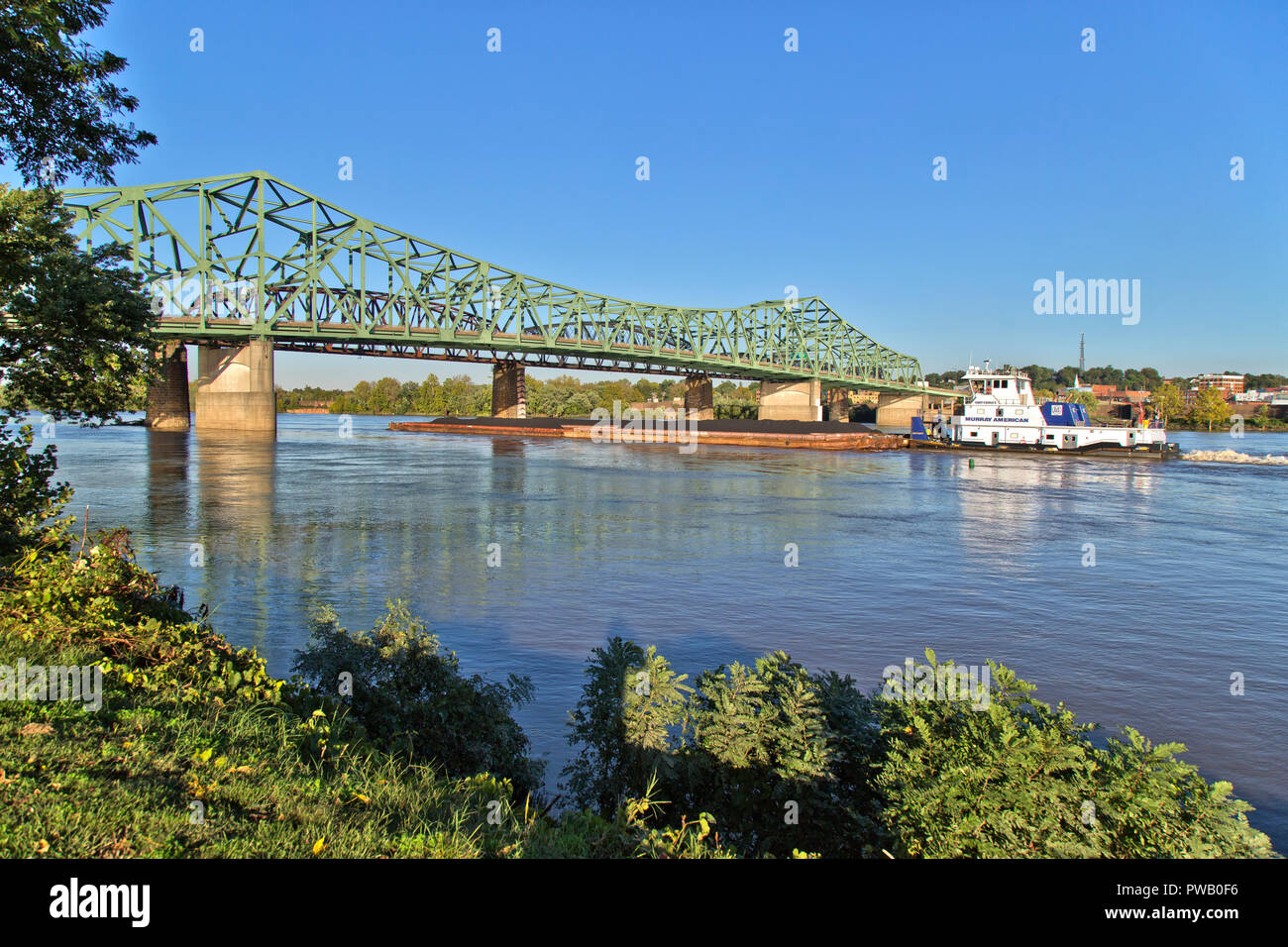 Rimorchiatore spinge il carbone chiatte, Fiume Ohio, Parkersburg in background, Washington County, West Virginia. Foto Stock