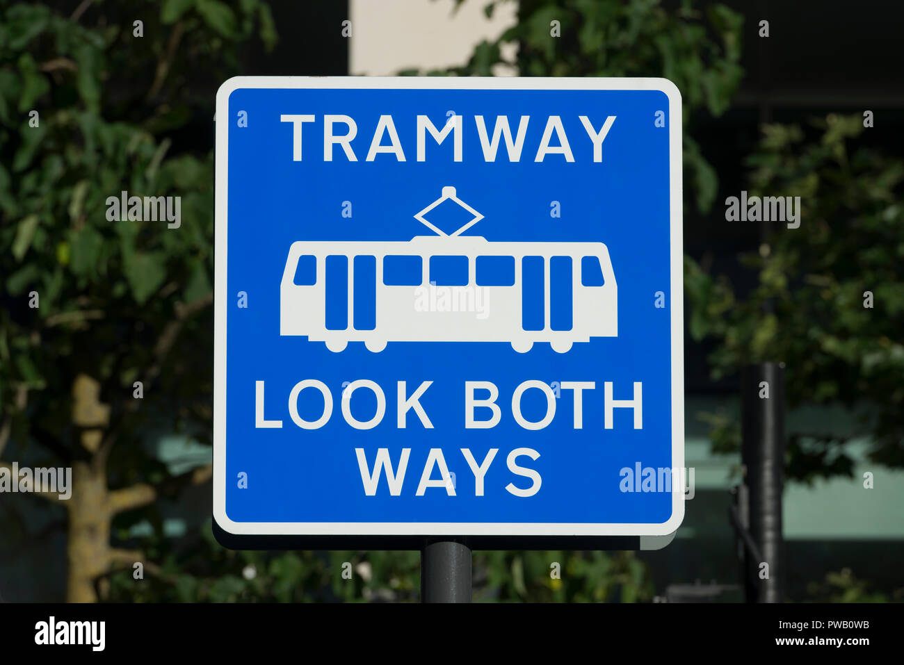Un segno legge "tramvia guardare in entrambe le direzioni' in piazza San Pietro a Manchester, facendo riferimento alla città in Metrolink sistema. Foto Stock