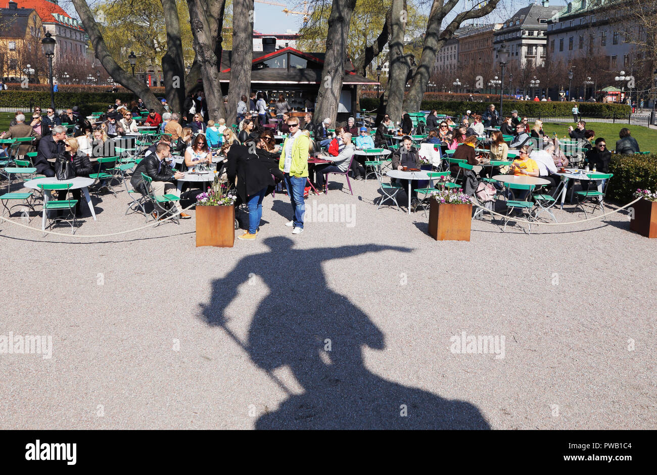 Stoccolma, Svezia - 19 Aprile 2014: l'ombra della statua del re il re svedese Carlo XII rivolto a est nel parco Kungstradgarden. Foto Stock