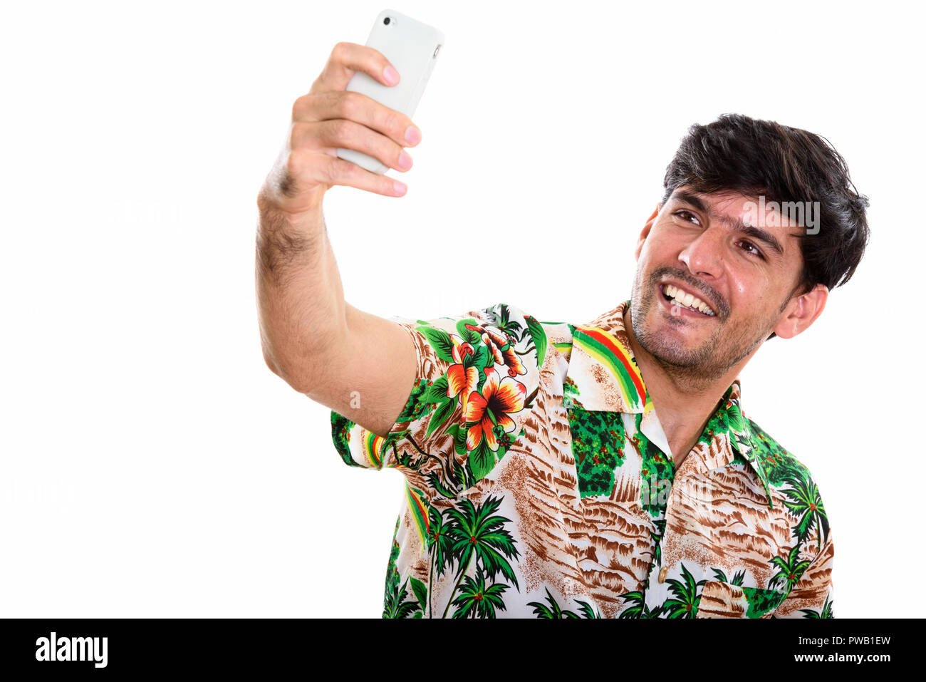 Studio shot di giovani felici persiano uomo sorridente tenendo self Foto Stock