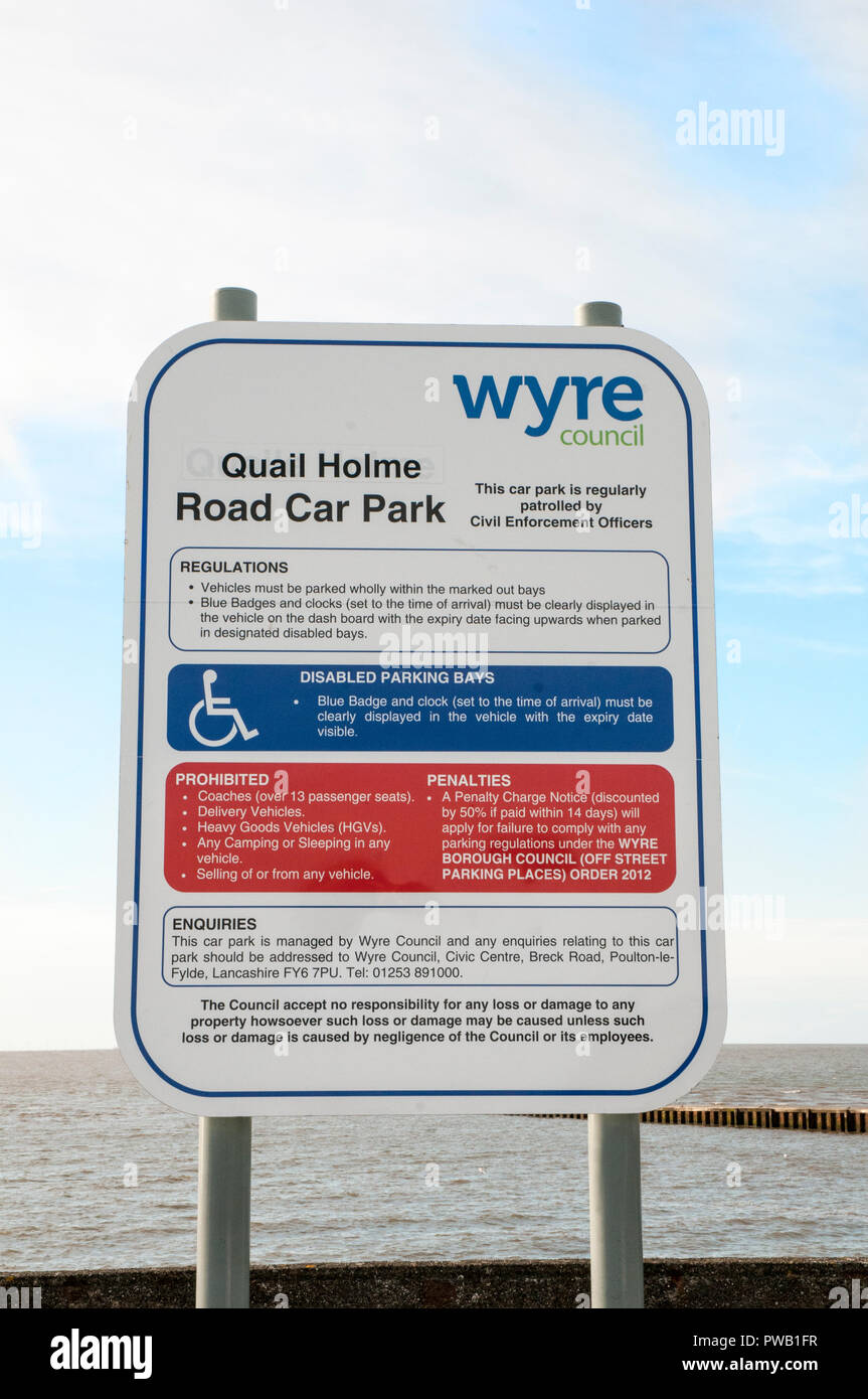 Scheda informativa sul parcheggio del Wyre Borough Council con termini e condizioni. Parcheggio all'estuario del fiume Wyre Knott End sul mare Lancashire Inghilterra Regno Unito. Foto Stock