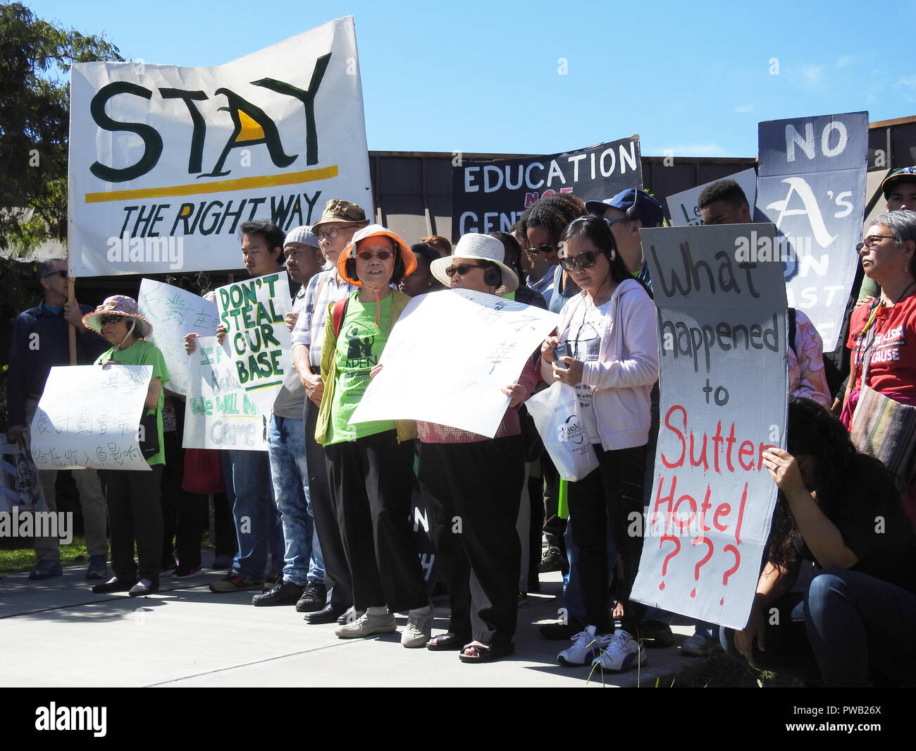 I membri della Comunità al rally Peralta Community College District uffici di Oakland, California, il 7 settembre 19, 2017, contro una proposta da Oakland A di costruire un nuovo ballpark sul sito. Il distretto del consiglio di fondazione successivamente respinta la proposta del. Foto Stock