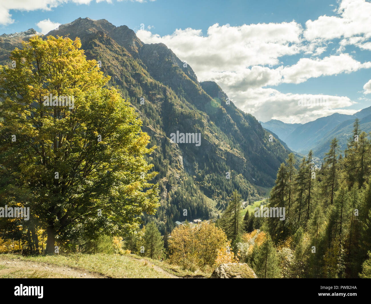 Gressoney-Saint-Jean, un villaggio nella Valle di Gressoney, nella regione di "Valle d'Aosta" NW Italia Foto Stock