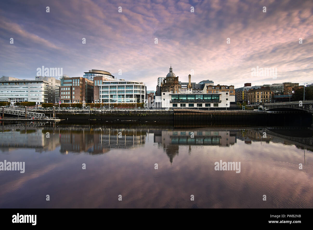 Rosa e viola il cielo al tramonto sul fiume Clyde con il Casino Riverboat in vista. Foto Stock