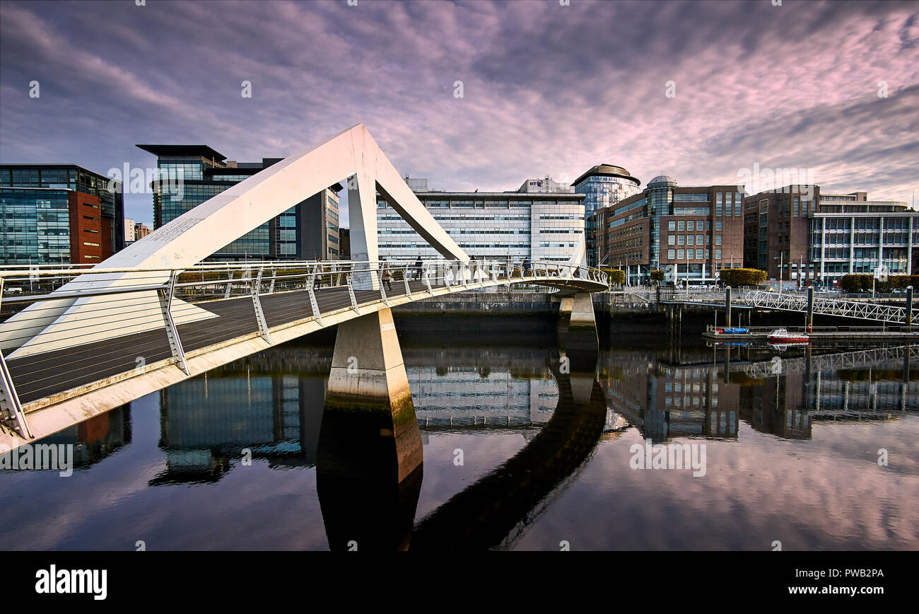 Rosa e viola il cielo al tramonto sul fiume Clyde e la Squinty bridge a Glasgow, Scozia Foto Stock