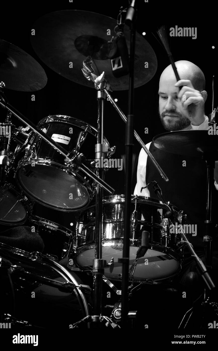 Il batterista jazz di George Hart del solista con Matt Ridley quartet, Scarborough Jazz Festival 2018 Foto Stock