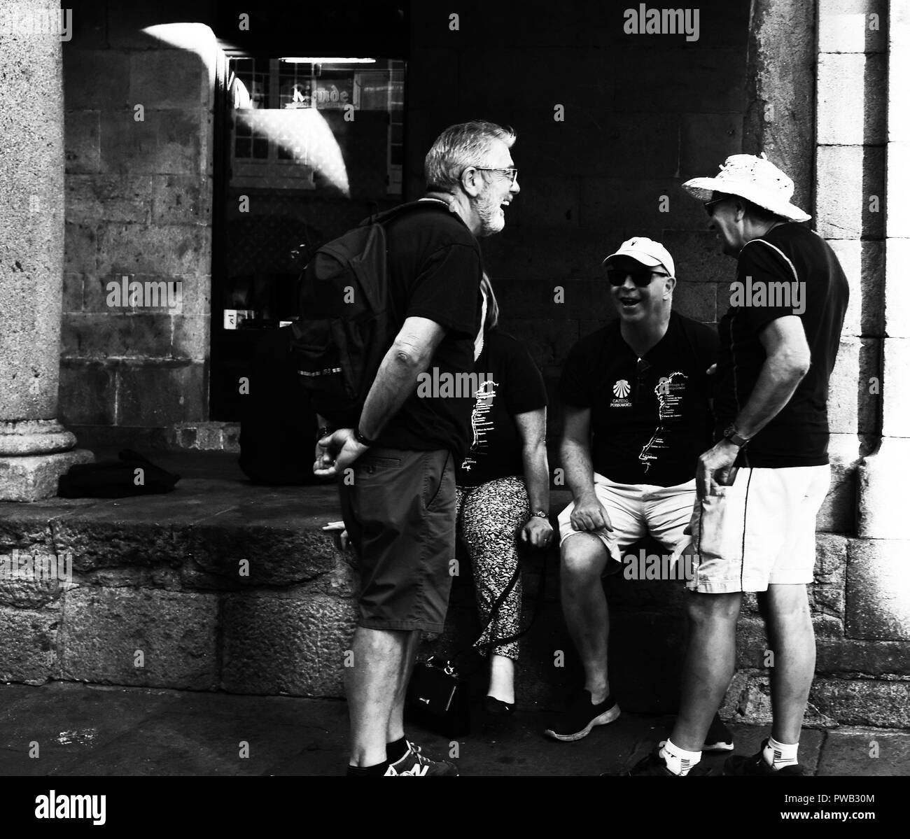 Candida fotografia di un piccolo gruppo di persone che godono di una conversazione e una risata assieme a Santiago de Compostela, Spagna Foto Stock