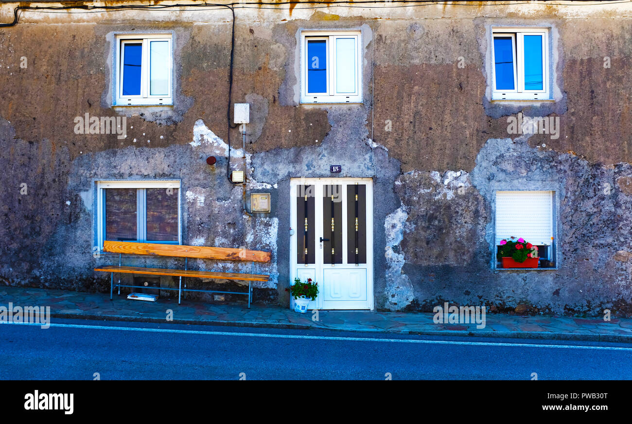 La facciata di casa in un tradizionale villaggio Spagnolo, Spagna settentrionale Foto Stock