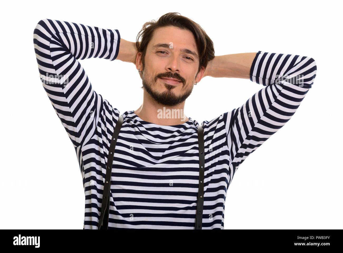 Studio shot di felice bel uomo sorridente con le mani sulla testa Foto Stock