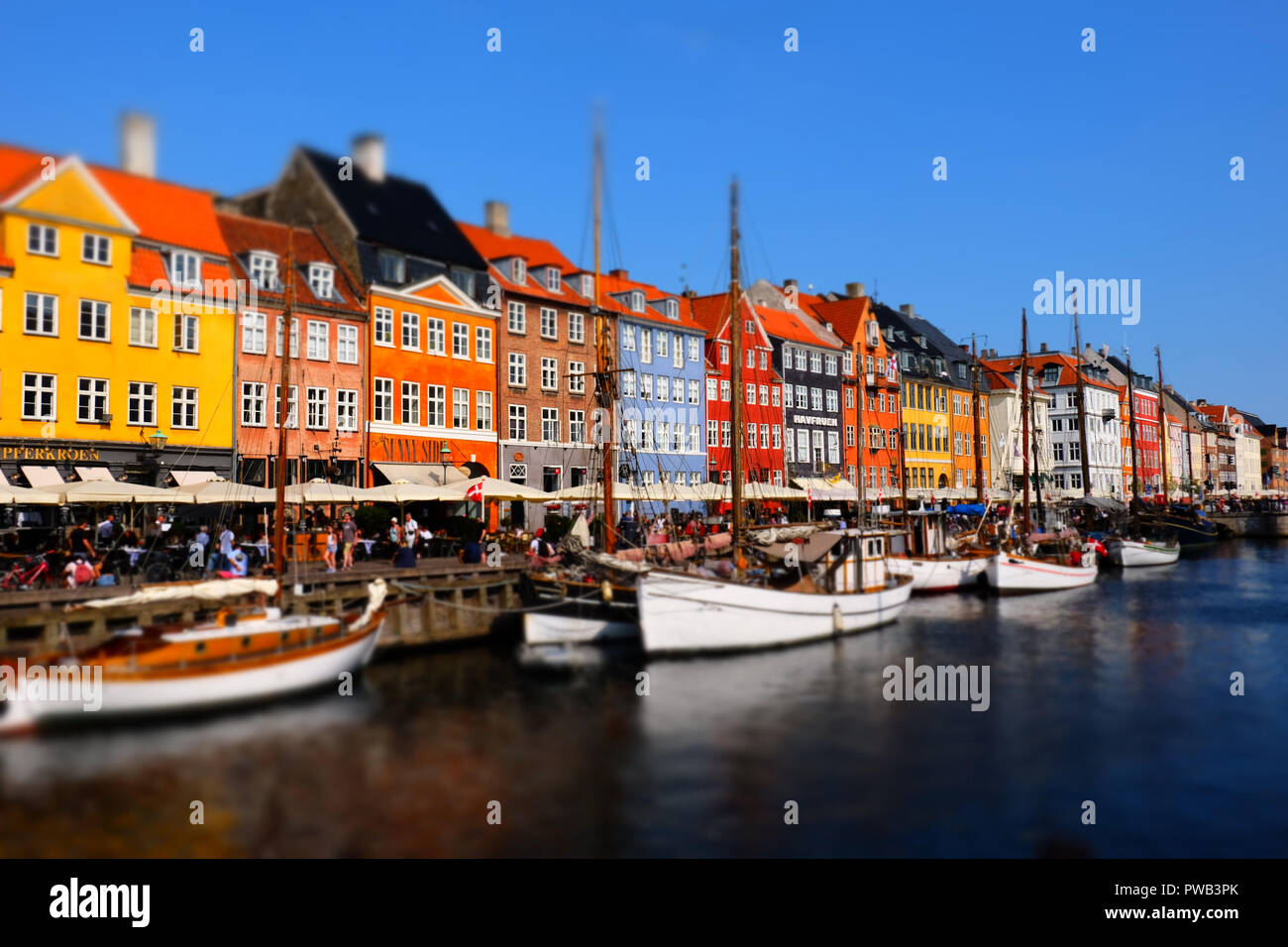 Tilt & Shift foto di una fila di case colorate sul lungomare del canale Nyhavn a Copenaghen, in Danimarca, in Europa Foto Stock