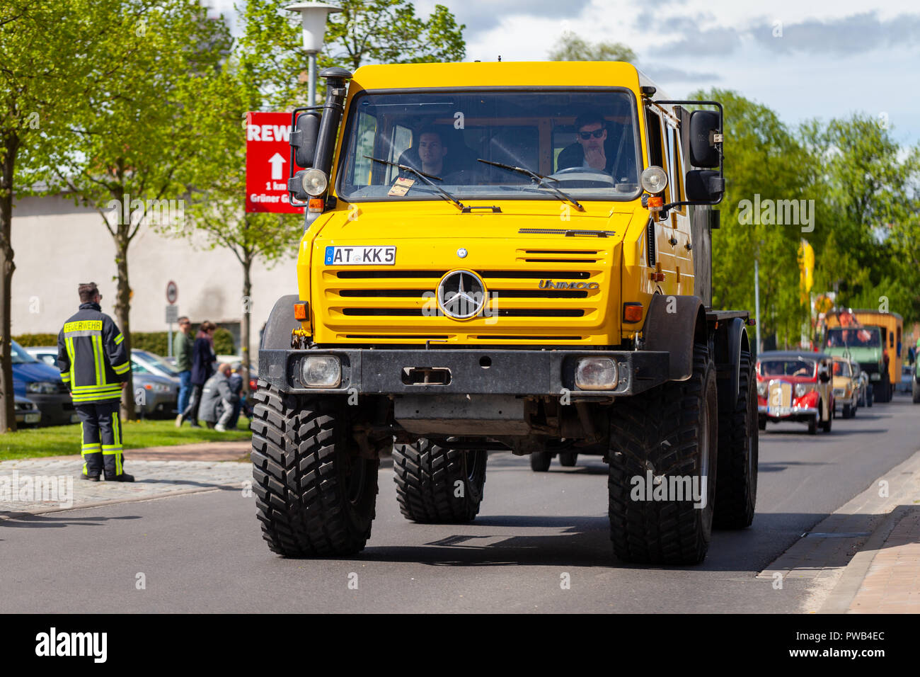 ALTENTREPTOW / Germania - 1 Maggio 2018: Mercedes Benz Unimog fissi sulla strada di oldtimer visualizza Foto Stock