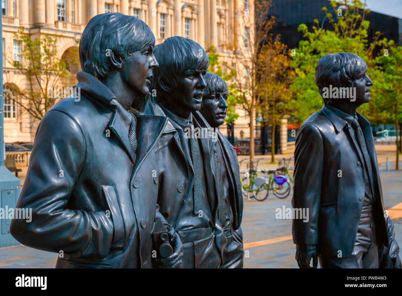 Liverpool, Regno Unito - 17 Maggio 2018: statua in bronzo del Beatles sta al Pier Head sul lato del fiume Mersey, scolpito da Andrea Edwards ed eretta Foto Stock