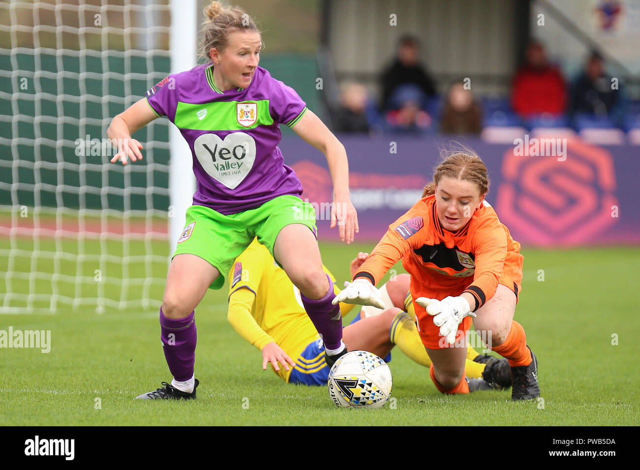 Bristol, Regno Unito. 14 ottobre, 2018. La città di Bristol portiere Sophie Baggaley controllodel prende la palla dopo un obiettivo tentativo fallisce. La città di Bristol 0 Birmingham City donne 1. Peter Lopeman/Alamy Live News Foto Stock Bristol, Regno Unito. 14 ottobre, 2018. La città di Bristol portiere Sophie Baggaley controllodel prende la palla dopo un obiettivo tentativo fallisce. La città di Bristol 0 Birmingham City donne 1. Peter Lopeman/Alamy Live News Foto Stock