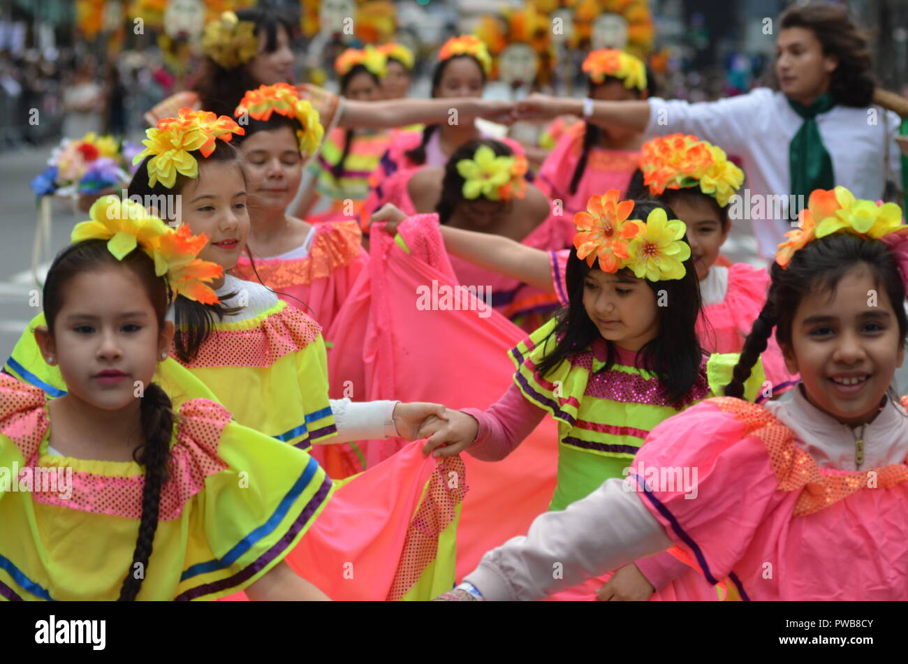 La città di New York: La cinquantaquattresima Giornata Ispanica Parade marche fino alla Fifth Avenue di Domenica, 14 ottobre 2018. Migliaia di ispanici newyorkesi hanno partecipato e visto la coloratissima sfilata culturale in Midtown Manhattan. Credito: Ryan Rahman/Alamy Live News Foto Stock