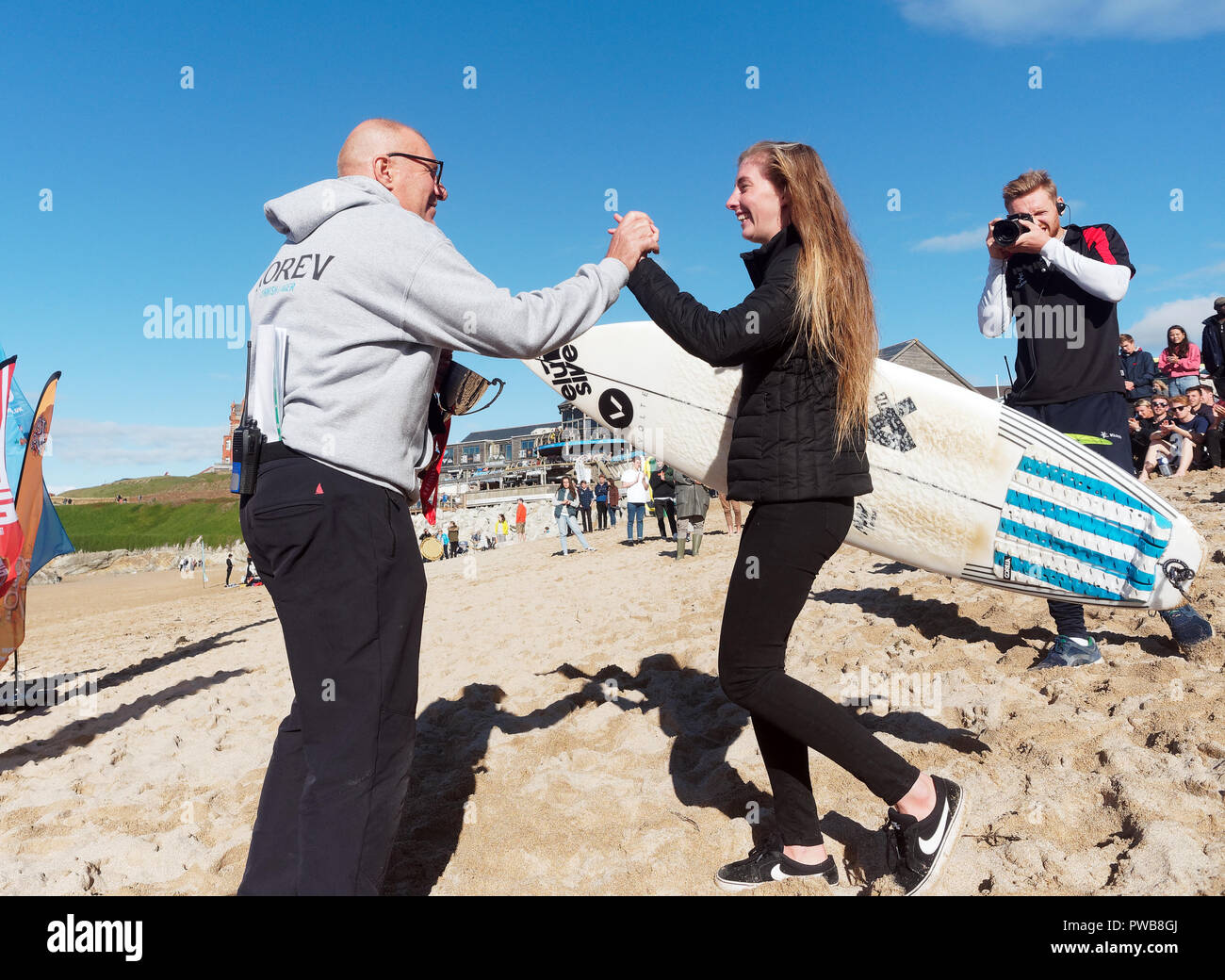 Newquay, Cornwall, Regno Unito. Xiv oct, 2018. Emily Matthews surf alla Womens singoli Cup in rappresentanza di Swansea Unii al 2018 British Università e Collegi Surf contest Fistral Beach 14 ottobre2018, Robert Taylor/Alamy live news, Newquay Cornwall, Regno Unito. Credito: Robert Taylor/Alamy Live News Foto Stock
