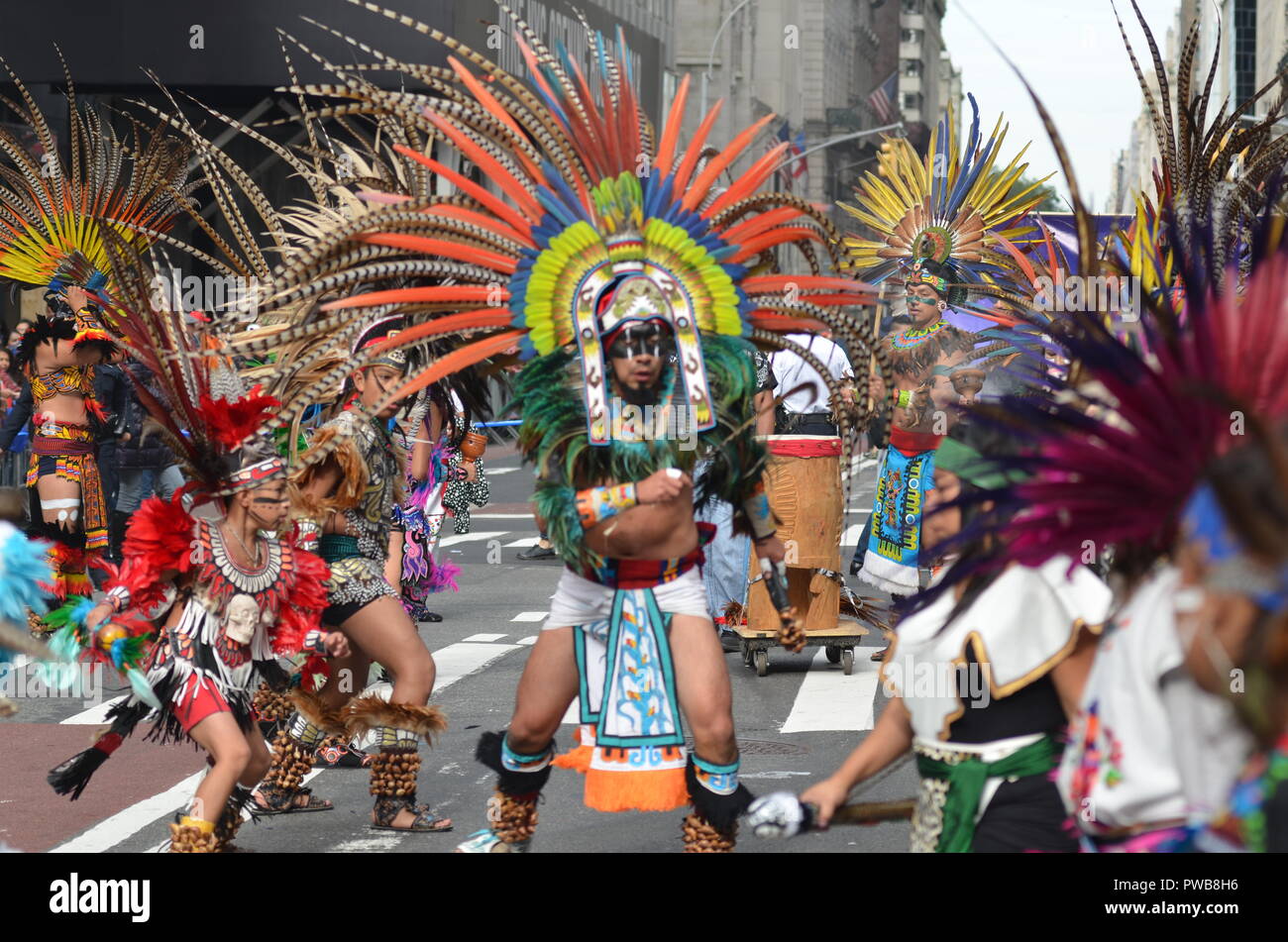 La città di New York: La cinquantaquattresima Giornata Ispanica Parade marche fino alla Fifth Avenue di Domenica, 14 ottobre 2018. Migliaia di ispanici newyorkesi hanno partecipato e visto la coloratissima sfilata culturale in Midtown Manhattan. Credito: Ryan Rahman/Alamy Live News Foto Stock