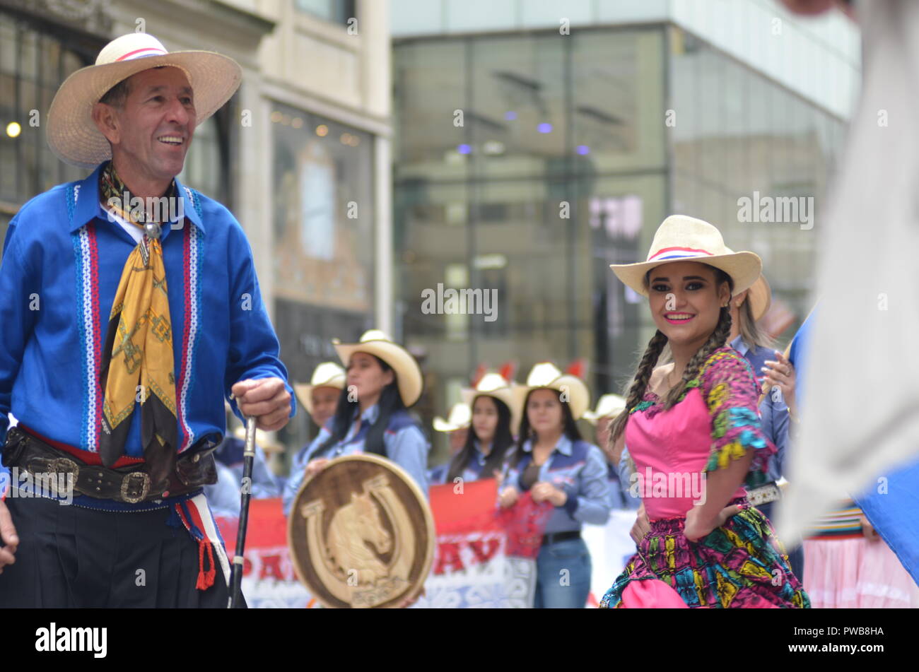 La città di New York: La cinquantaquattresima Giornata Ispanica Parade marche fino alla Fifth Avenue di Domenica, 14 ottobre 2018. Migliaia di ispanici newyorkesi hanno partecipato e visto la coloratissima sfilata culturale in Midtown Manhattan. Credito: Ryan Rahman/Alamy Live News Foto Stock