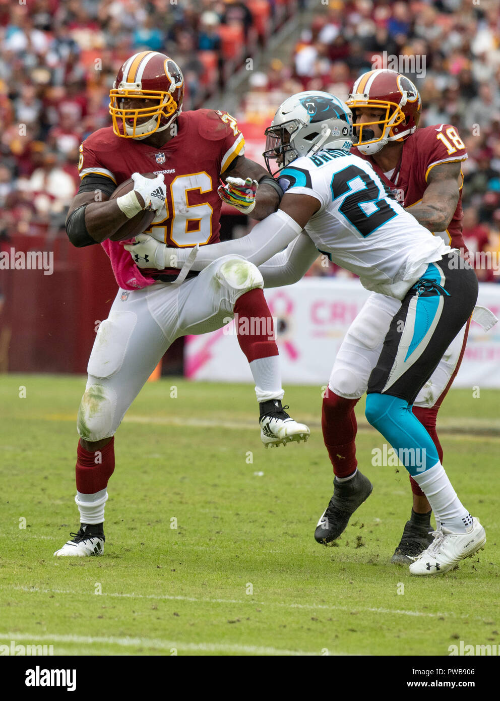 Washington Redskins running back Adrian Peterson (26) scorre attraverso un tentativo di affrontare da Carolina Panthers cornerback James Bradberry (24) in quarto trimestre azione a FedEx in campo Landover, Maryland. Il bloccaggio per Peterson a destra è Washington Redskins wide receiver Josh Doctson (18) nel mese di ottobre, 2018. Il Redskins ha vinto il gioco 23 - 17. Credito: Ron Sachs/CNP | Utilizzo di credito in tutto il mondo: dpa picture alliance/Alamy Live News Foto Stock