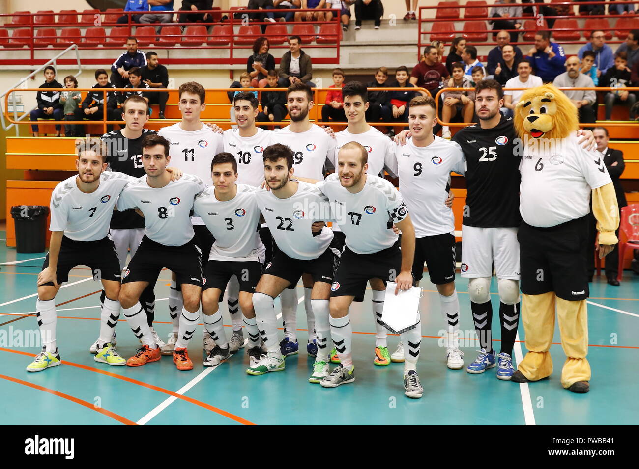 Rivas-Vaciamadrid, Spagna. Xiv oct, 2018. Rivas futsal team group (Rivas) Futsal : spagnolo "Liga Nacional de Futbol Sala" seconda div. Il confronto tra Rivas futsal 2-3 El Pozo Ciudad de Murcia presso il Pabellon Parque del Sureste in Rivas-Vaciamadrid, Spagna . Credito: Mutsu Kawamori/AFLO/Alamy Live News Foto Stock