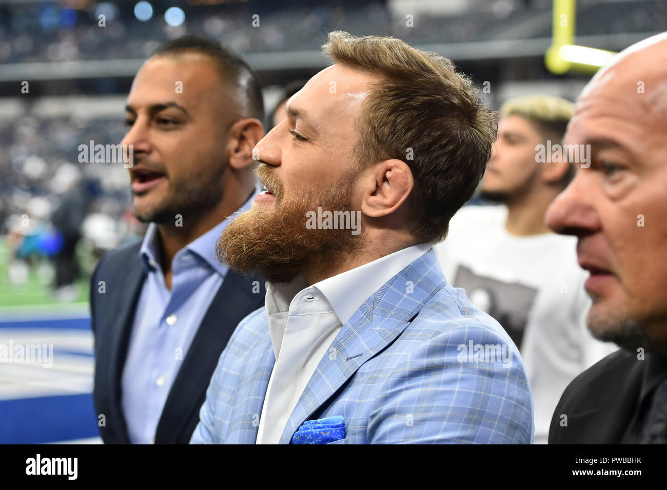 Arlington, Texas, Stati Uniti d'America. Xiv oct, 2018. Ex campione UFC Connor McGregor prima della NFL partita di calcio tra Jacksonville Jaguars e Dallas Cowboys di AT&T Stadium di Arlington, Texas. Shane Roper/Cal Sport Media/Alamy Live News Foto Stock