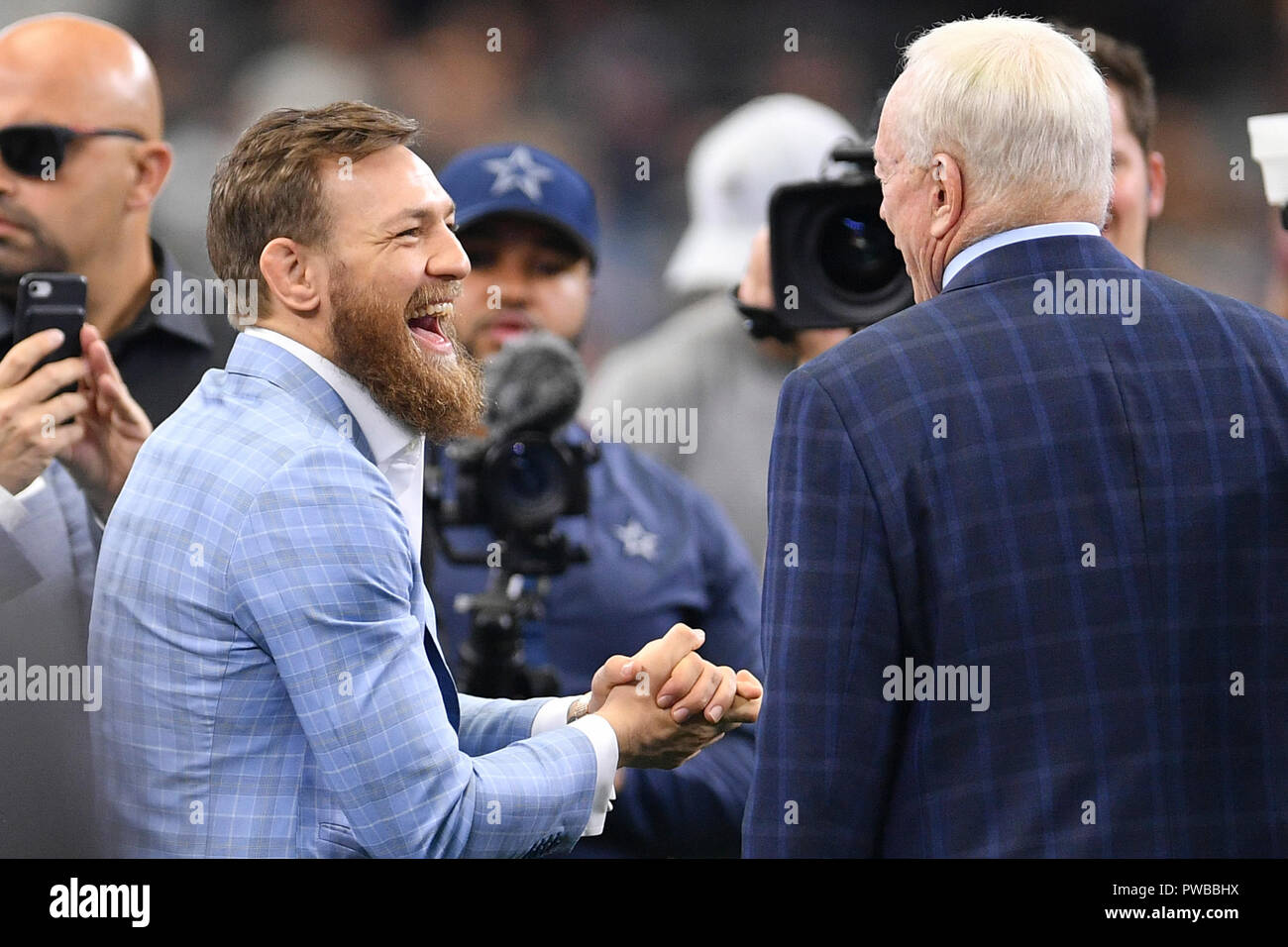 Arlington, Texas, Stati Uniti d'America. Xiv oct, 2018. Ex campione UFC Connor McGregor prima della NFL partita di calcio tra Jacksonville Jaguars e Dallas Cowboys di AT&T Stadium di Arlington, Texas. Shane Roper/Cal Sport Media/Alamy Live News Foto Stock