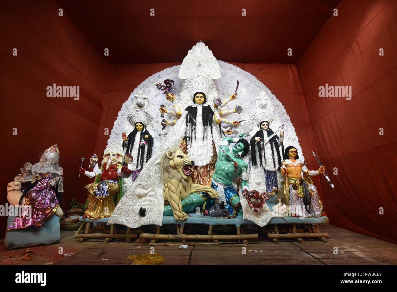 Kolkata, India. 15 ottobre, 2018. Comunità Durga idolo installazione da Maitri Sangha. Il culto della dea Durga in autunno è il più grande multi-giorno annuale festival indù dell India nordorientale. Credito: Biswarup Ganguly/Alamy Live News Foto Stock