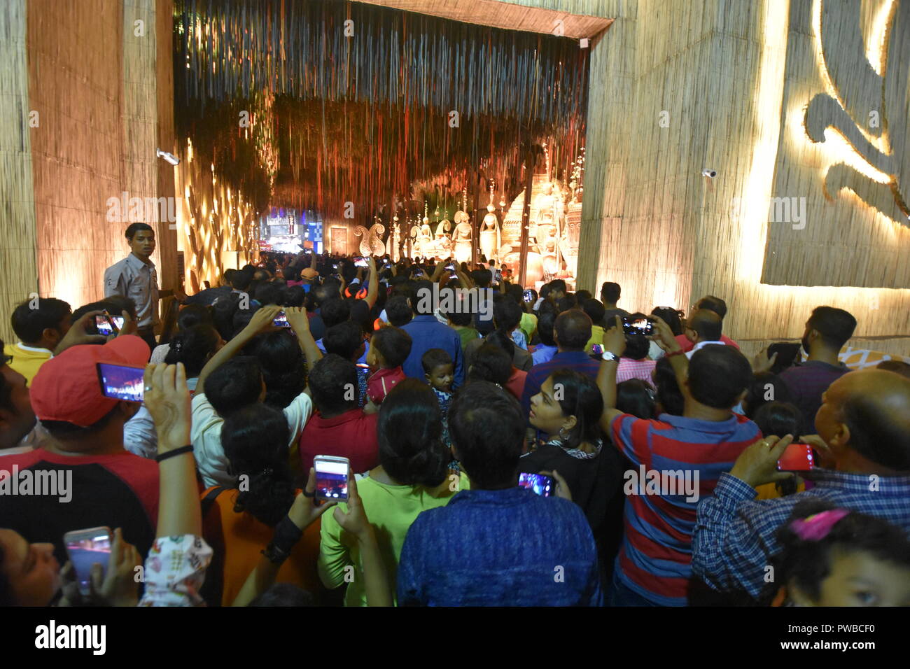 Kolkata, India. 15 ottobre, 2018. Visitatori presso la Comunità Durga Puja di Tridhara Sammilani. Il culto della dea Durga in autunno è il più grande multi-giorno annuale festival indù dell India nordorientale. Credito: Biswarup Ganguly/Alamy Live News Foto Stock