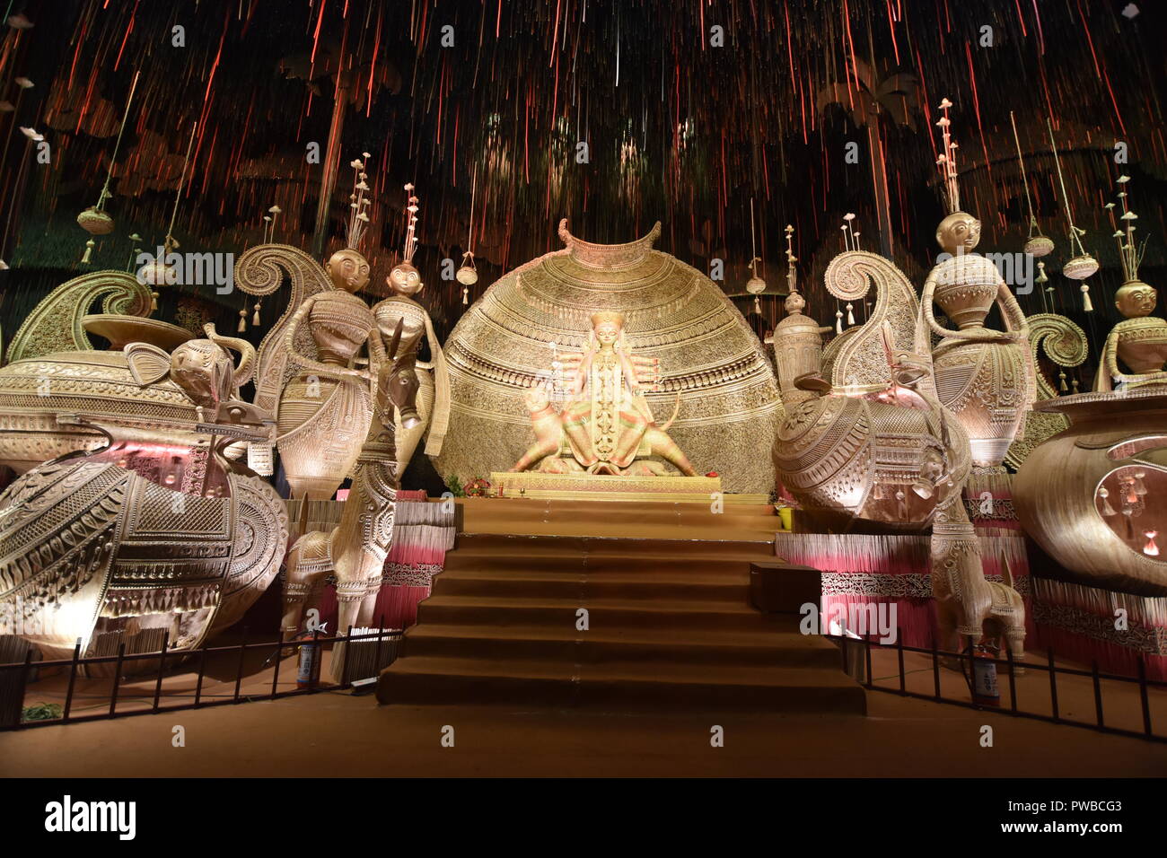 Kolkata, India. 15 ottobre, 2018. Comunità Durga idolo installazione da Tridhara Sammilani. Il culto della dea Durga in autunno è il più grande multi-giorno annuale festival indù dell India nordorientale. Credito: Biswarup Ganguly/Alamy Live News Foto Stock