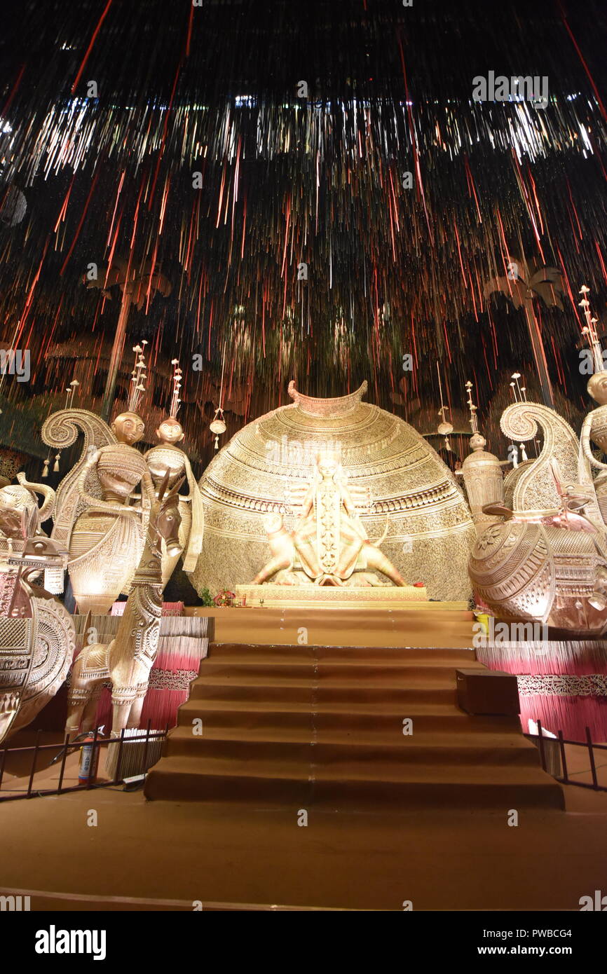 Kolkata, India. 15 ottobre, 2018. Comunità Durga idolo installazione da Tridhara Sammilani. Il culto della dea Durga in autunno è il più grande multi-giorno annuale festival indù dell India nordorientale. Credito: Biswarup Ganguly/Alamy Live News Foto Stock