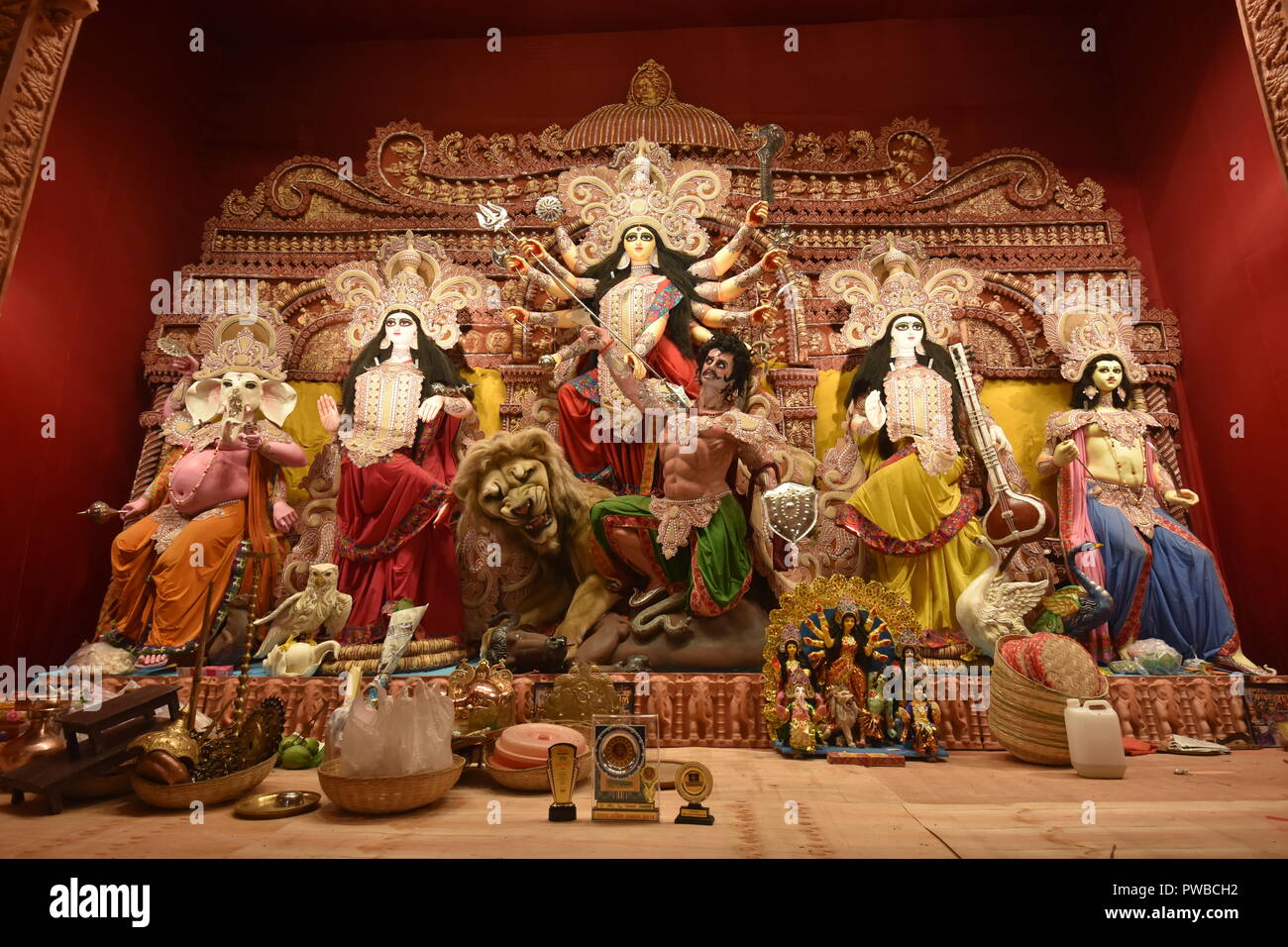Kolkata, India. 15 ottobre, 2018. Comunità Durga idolo installazione da Singhi Park. Il culto della dea Durga in autunno è il più grande multi-giorno annuale festival indù dell India nordorientale. Credito: Biswarup Ganguly/Alamy Live News Foto Stock