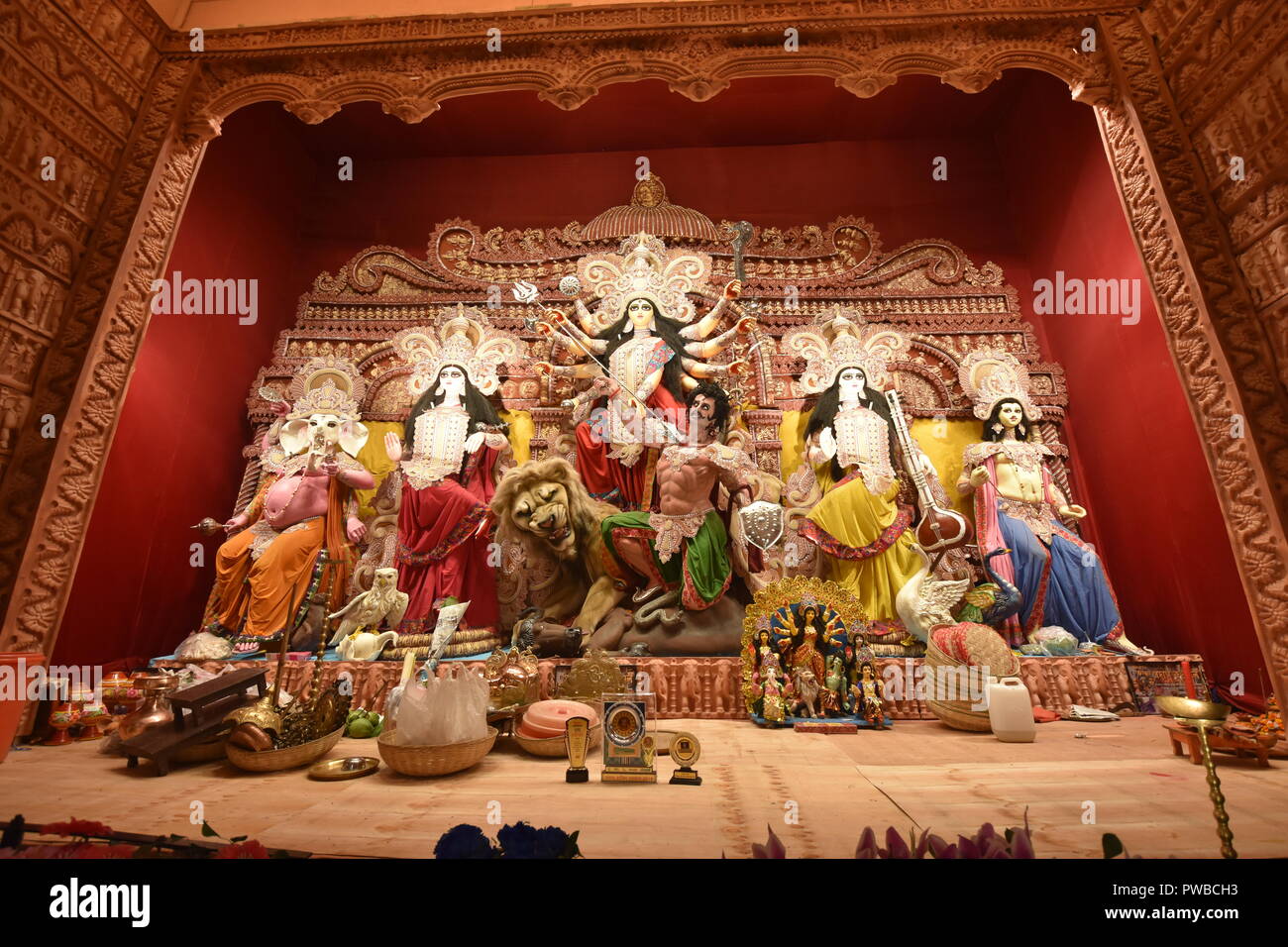 Kolkata, India. 15 ottobre, 2018. Comunità Durga idolo installazione da Singhi Park. Il culto della dea Durga in autunno è il più grande multi-giorno annuale festival indù dell India nordorientale. Credito: Biswarup Ganguly/Alamy Live News Foto Stock