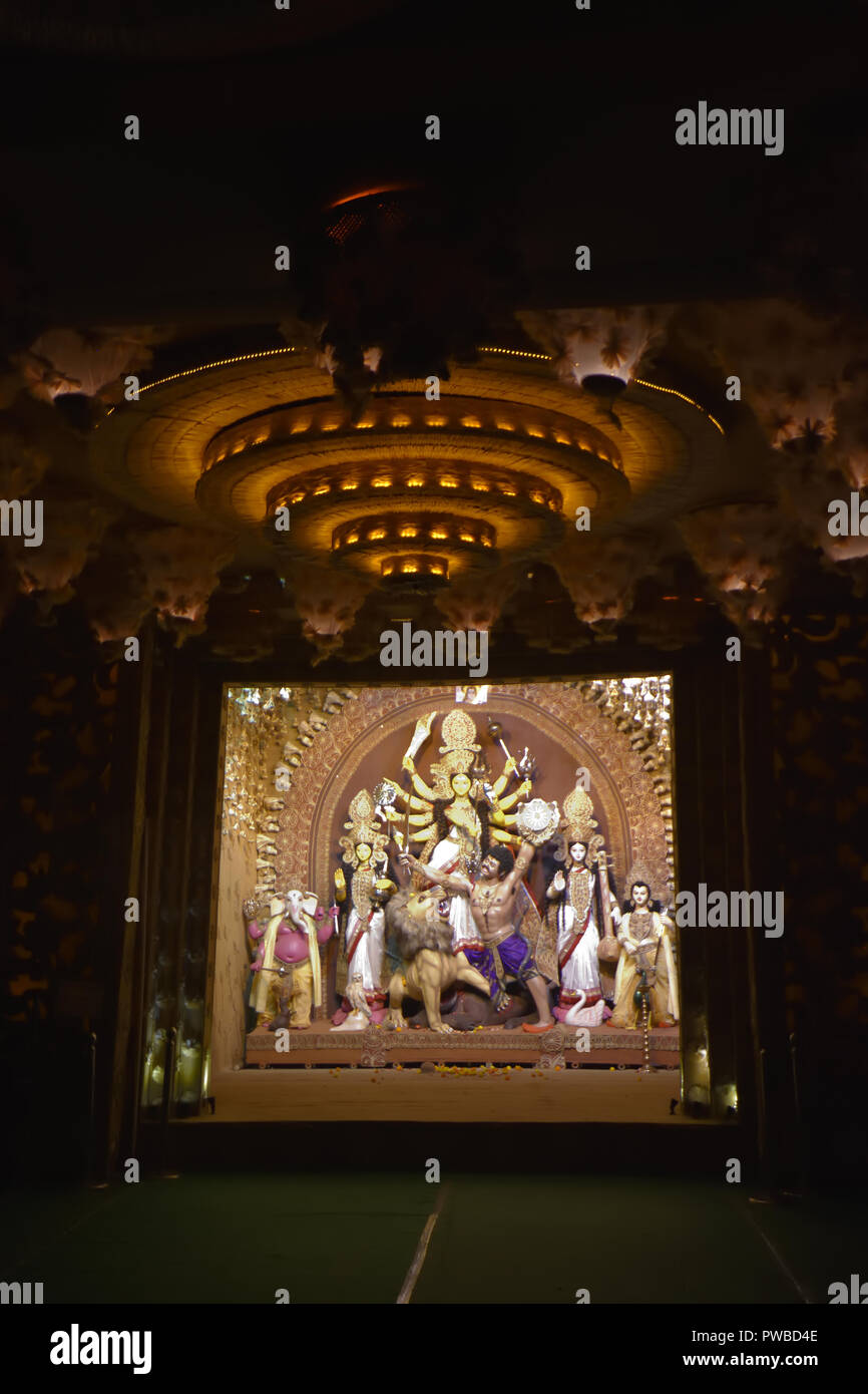 Kolkata, India. 15 ottobre, 2018. Comunità Durga idolo installazione da Babubagan club. Il culto della dea Durga in autunno è il più grande multi-giorno annuale festival indù dell India nordorientale. Credito: Biswarup Ganguly/Alamy Live News Foto Stock