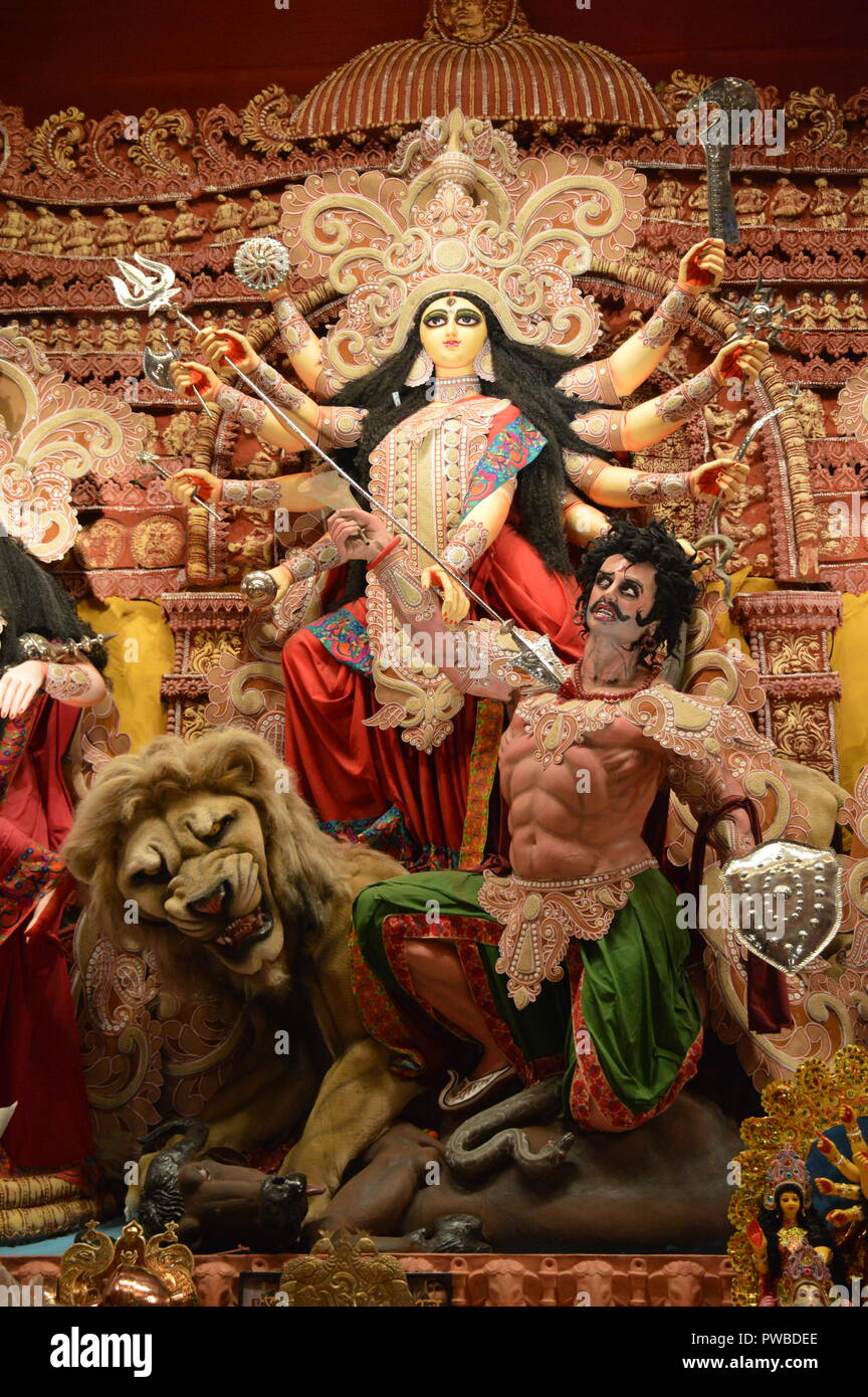 Kolkata, India. 15 ottobre, 2018. Comunità Durga idolo installazione da Singhi Park. Il culto della dea Durga in autunno è il più grande multi-giorno annuale festival indù dell India nordorientale. Credito: Biswarup Ganguly/Alamy Live News Foto Stock