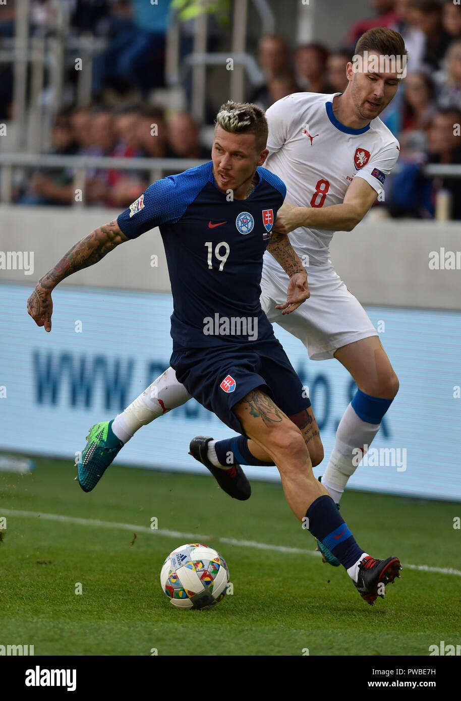 Trnava, Slovacchia. Xiii oct, 2018. I giocatori di calcio da sinistra JURAJ KUCKA (SVK) e JAROMIR ZMRHAL in azioni durante le Nazioni League B1 Repubblica Ceca vs. Slovacchia a Trnava, slovensko, 13 ottobre 2018. Credito: Vaclav Salek/CTK foto/Alamy Live News Foto Stock