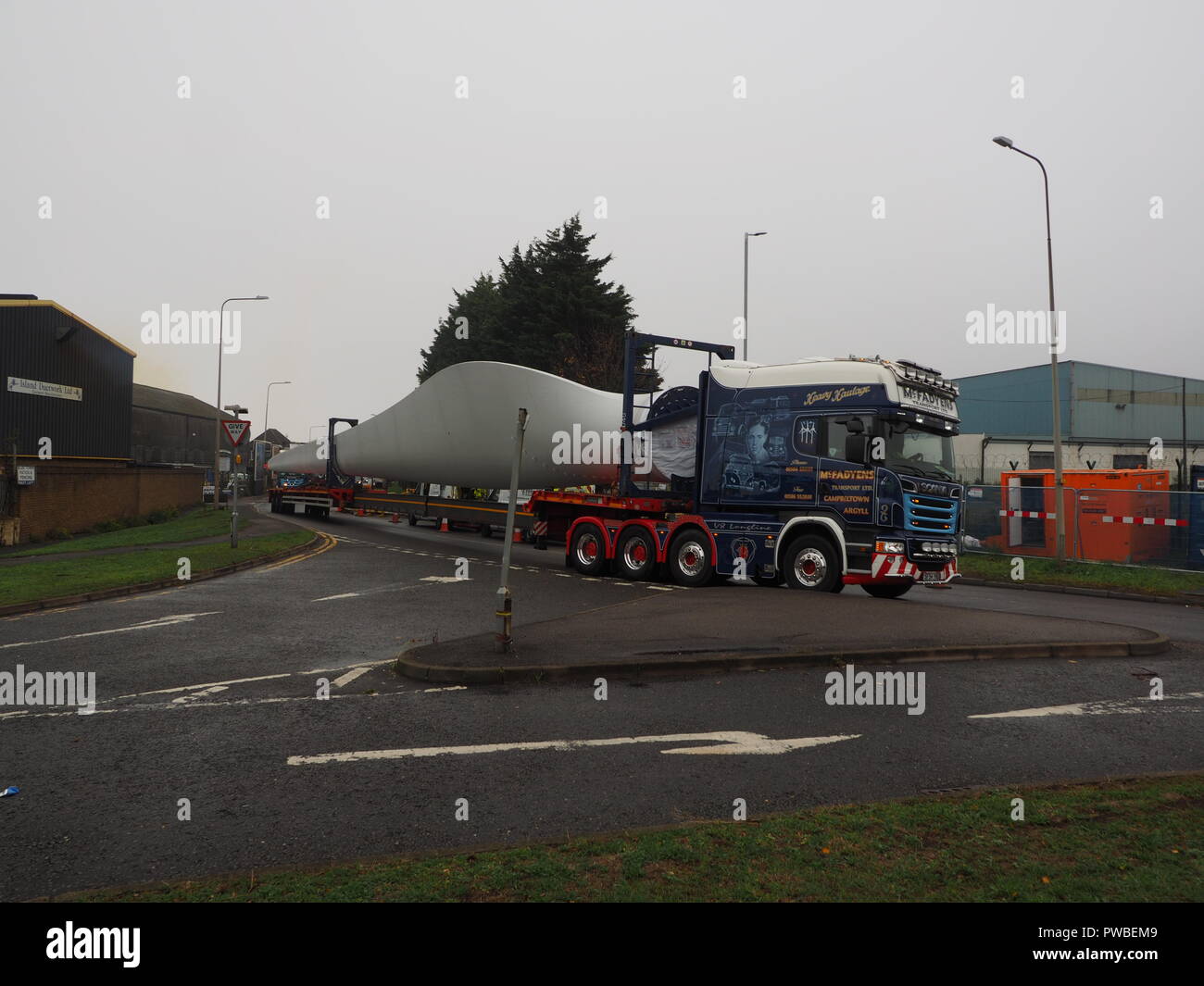 Sheerness, Kent, Regno Unito. 15 ottobre, 2018. Il traffico è stato tenuto brevemente in Sheerness oggi come due enormi pale della turbina sono stati trasportati come anormalmente lunga e larga e da carichi dal Porto di Sheerness a nuove giostre Farm in Eastchurch. Credito: James Bell/Alamy Live News Foto Stock