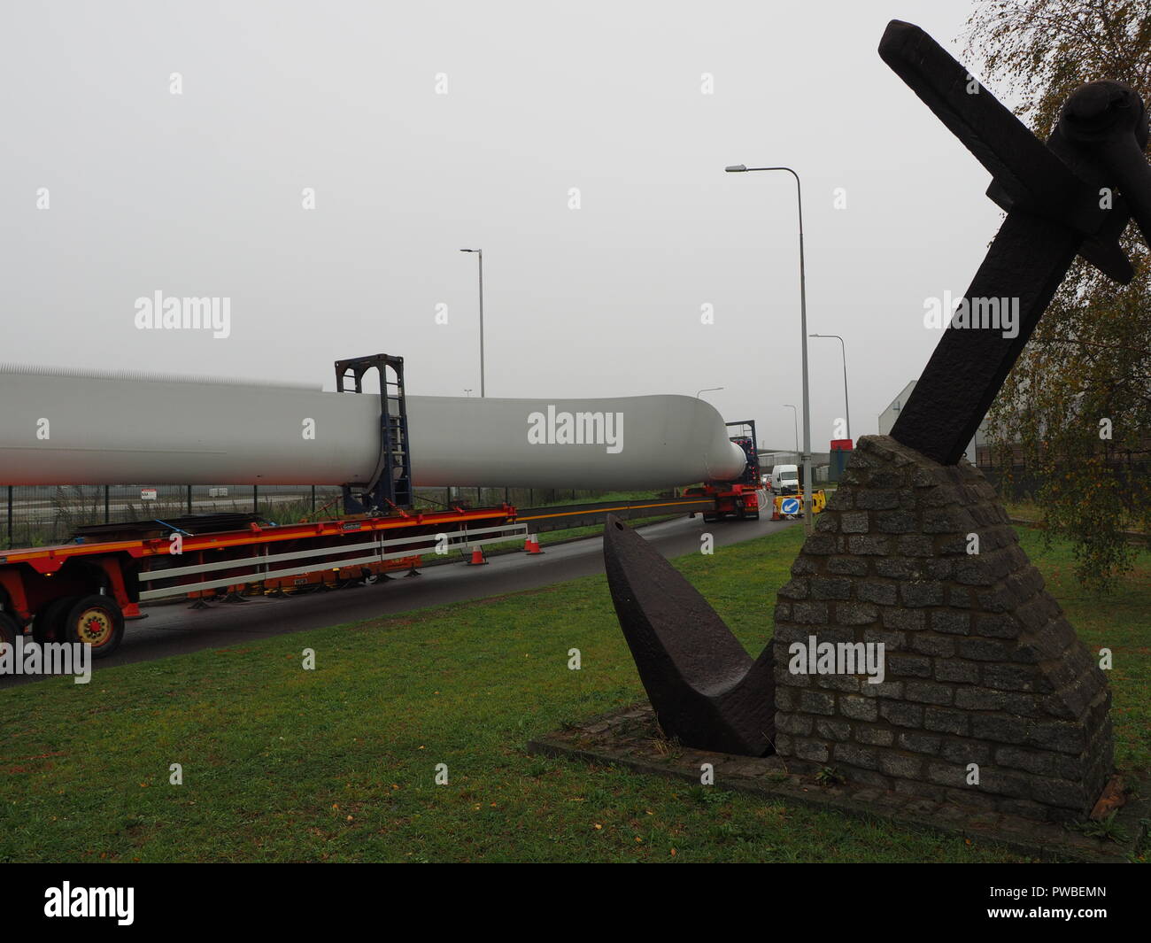 Sheerness, Kent, Regno Unito. 15 ottobre, 2018. Il traffico è stato tenuto brevemente in Sheerness oggi come due enormi pale della turbina sono stati trasportati come anormalmente lunga e larga e da carichi dal Porto di Sheerness a nuove giostre Farm in Eastchurch. Credito: James Bell/Alamy Live News Foto Stock