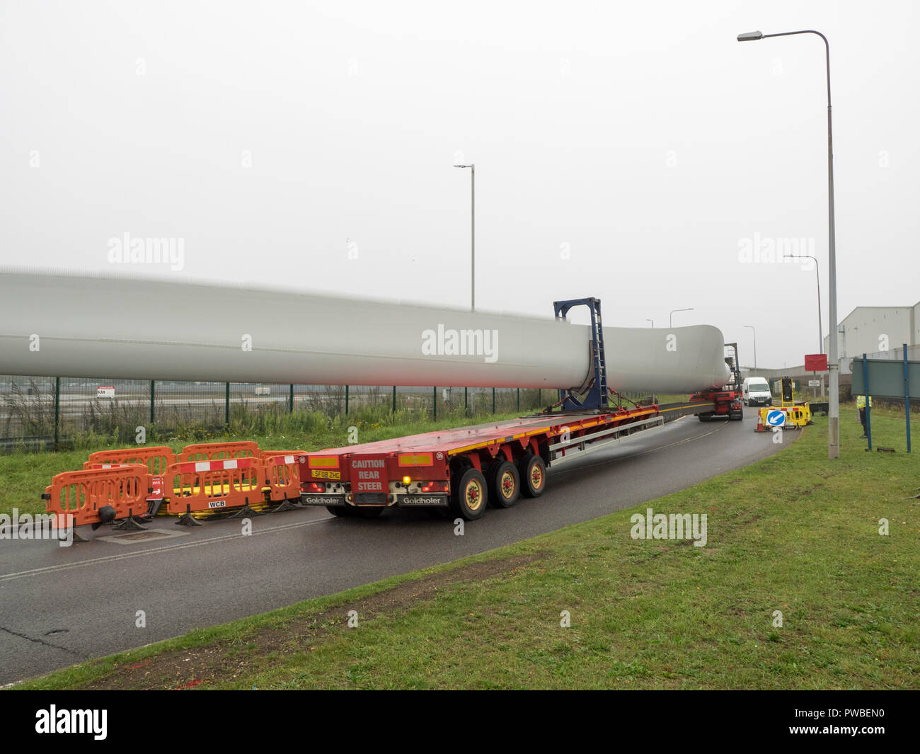 Sheerness, Kent, Regno Unito. 15 ottobre, 2018. Il traffico è stato tenuto brevemente in Sheerness oggi come due enormi pale della turbina sono stati trasportati come anormalmente lunga e larga e da carichi dal Porto di Sheerness a nuove giostre Farm in Eastchurch. Credito: James Bell/Alamy Live News Foto Stock