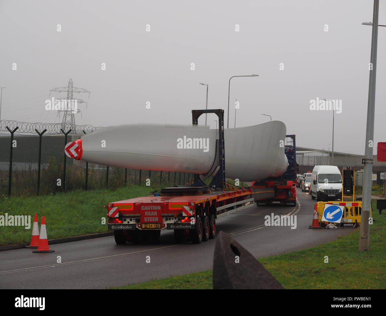 Sheerness, Kent, Regno Unito. 15 ottobre, 2018. Il traffico è stato tenuto brevemente in Sheerness oggi come due enormi pale della turbina sono stati trasportati come anormalmente lunga e larga e da carichi dal Porto di Sheerness a nuove giostre Farm in Eastchurch. Credito: James Bell/Alamy Live News Foto Stock