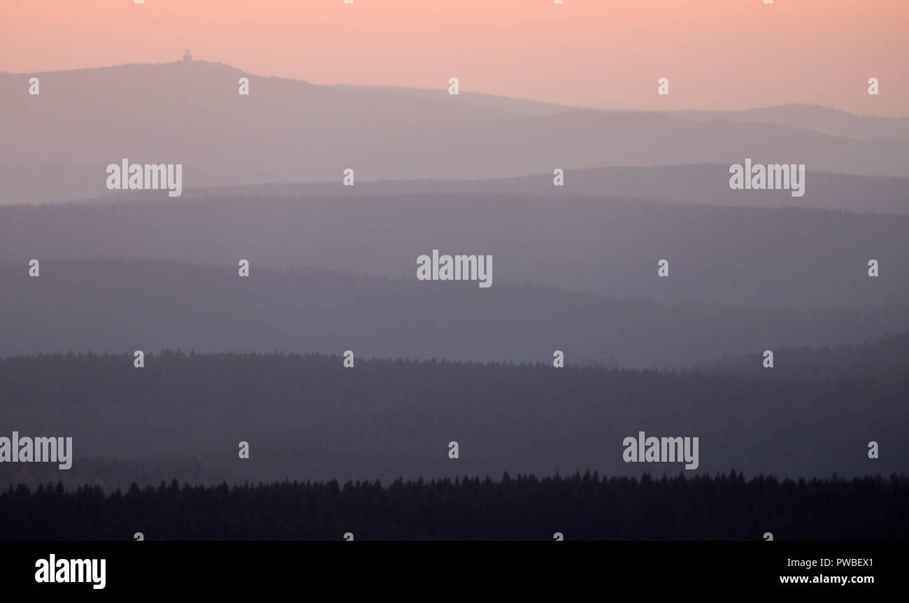 Oberwiesenthal, in Sassonia. Xiv oct, 2018. La serata sole illumina le creste dell'Westerzgebirge. Credito: Jan Woitas/dpa-Zentralbild/dpa/Alamy Live News Foto Stock