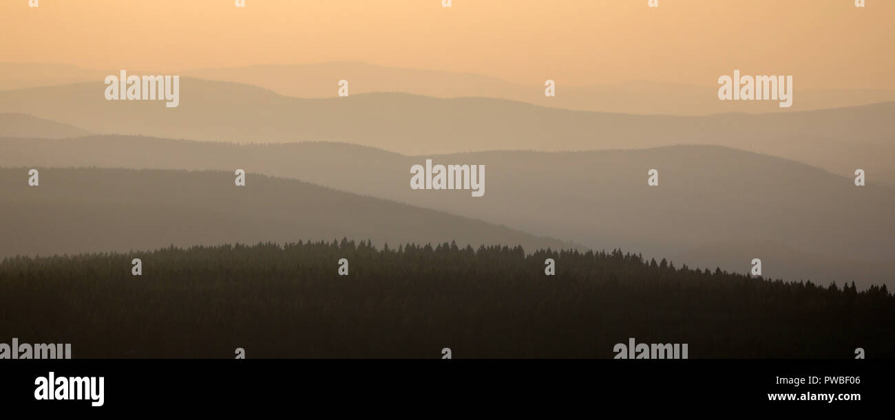 Oberwiesenthal, in Sassonia. Xiv oct, 2018. La serata sole illumina le creste dell'Westerzgebirge. Credito: Jan Woitas/dpa-Zentralbild/dpa/Alamy Live News Foto Stock