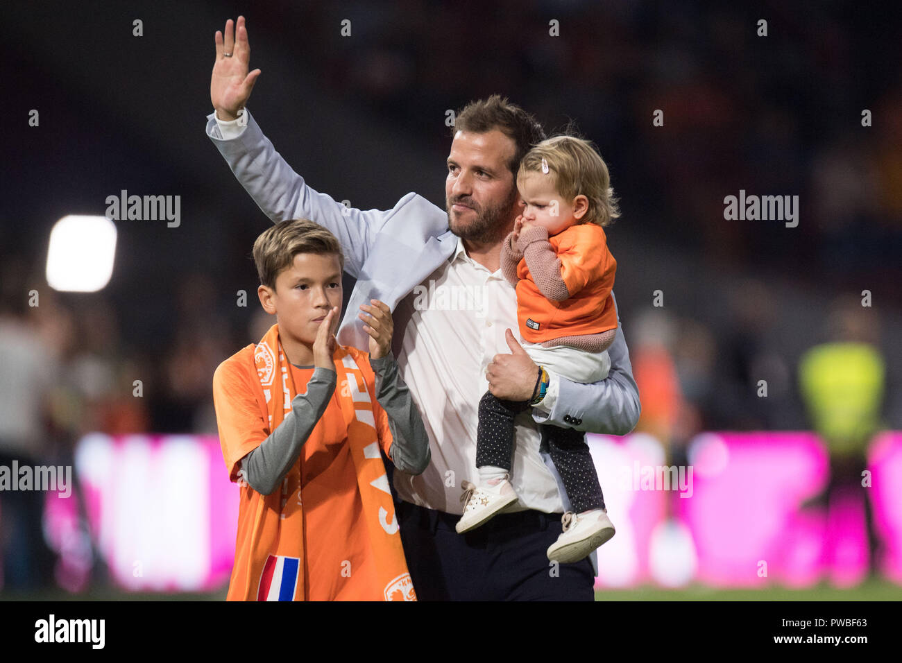 Rafael van der Vaart onde con la figlia Jesslynn (destra) e figlio di Damian. Rafael van der Vaart è stata adottata dopo la partita e arredate con uno dei massimi riconoscimenti dell'associazione a un 'Bondsridder', addio, addio a figura intera, onore, mezza figura, mezza figura, calcio Laenderpiel, lega delle nazioni, Paesi Bassi (NED ) - Germania (GER) 3: 0, su 13.10.2018 in Johan Cruyff Arena di Amsterdam/Paesi Bassi. € | Utilizzo di tutto il mondo Foto Stock