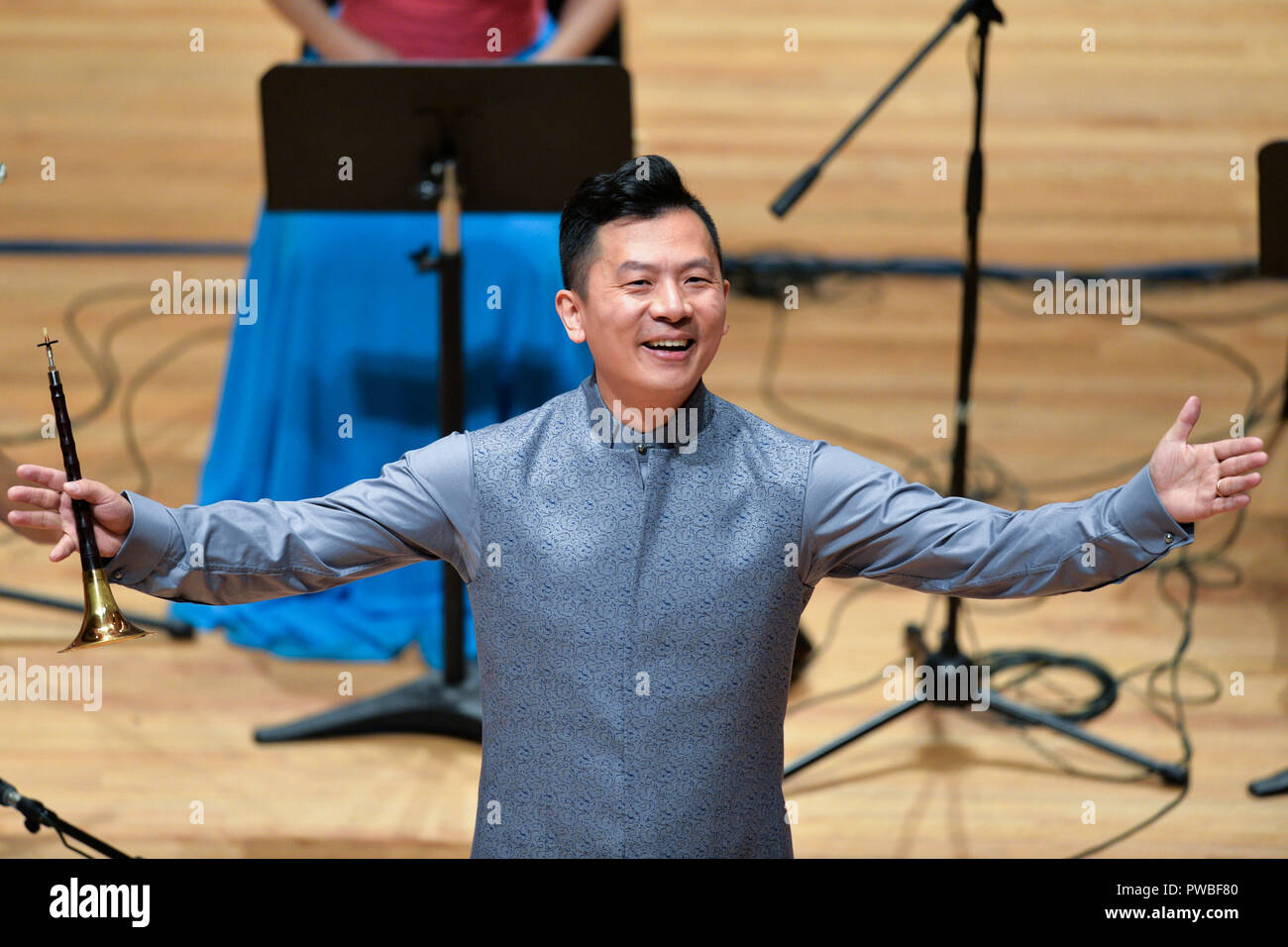 Città del Messico. Xiv oct, 2018. Musicista Hu Chenyun saluta il pubblico dopo suonare il clacson suona" durante un concerto offerto dalla Shanghai Orchestra cinese in Città del Messico, Messico, dal 14 ottobre, 2018. Credito: Xin Yuewei/Xinhua/Alamy Live News Foto Stock