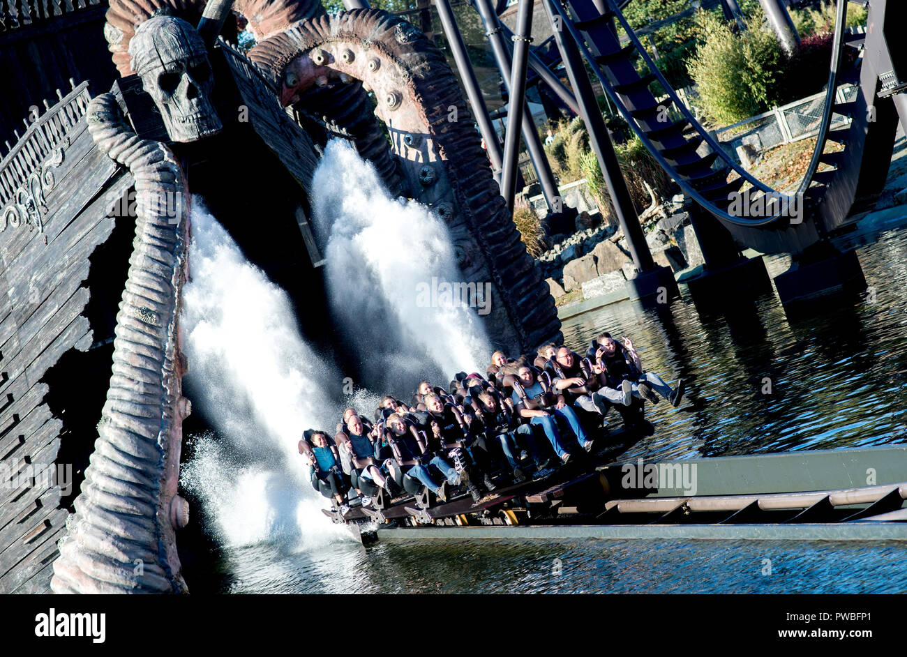 Soltau, Bassa Sassonia. Xiv oct, 2018. Visitatori ride il roller coaster 'Krake' in Heide-Park. Il cosiddetto dive coaster è stato messo in funzione nel 2011. Credito: Hauke-Christian Dittrich/dpa/Alamy Live News Foto Stock