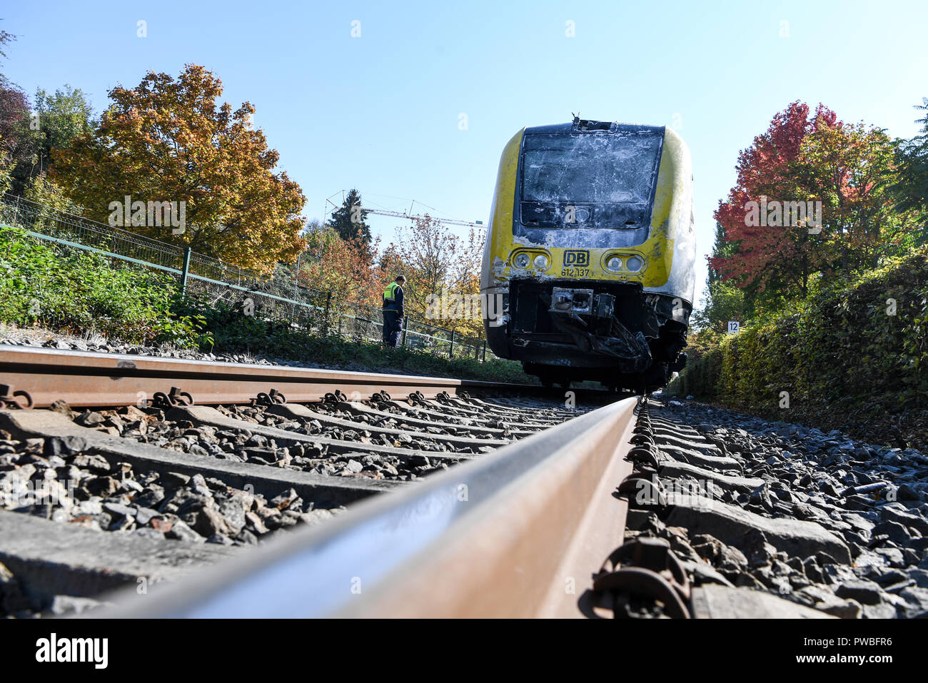 Baden-Wuerttemberg, Sipplingen Am Bodense, Germania. 15 ottobre, 2018. 15 ottobre 2018, Baden-Wuerttemberg, Sipplingen am Bodensee: un danneggiamento del treno regionale è sulle piste appena dietro la stazione. In base alle attuali conoscenze, almeno 17 persone sono state leggermente ferite quando il treno entra in collisione con un autocarro. Foto: Felix Kästle/dpa Credito: dpa picture alliance/Alamy Live News Foto Stock