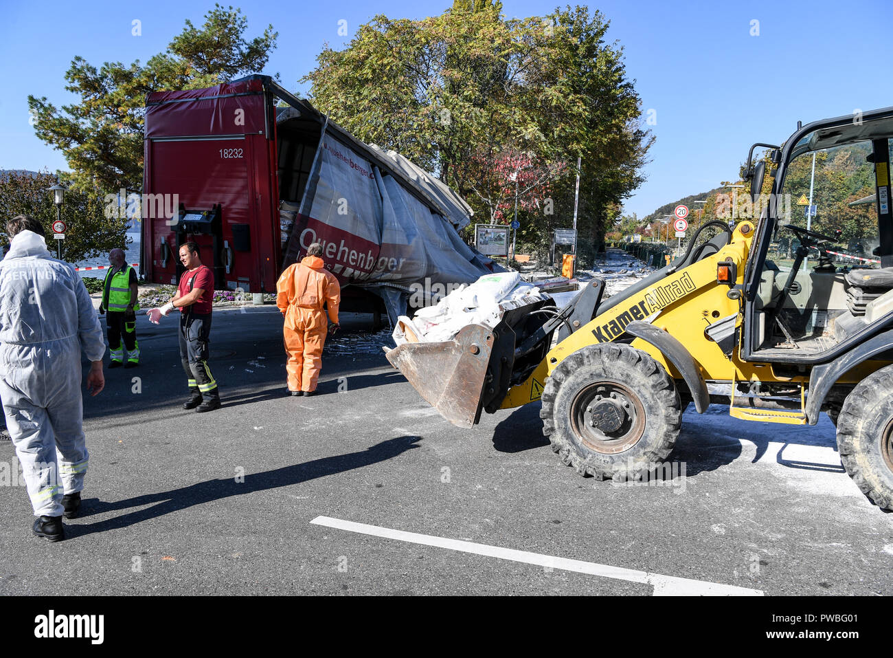 Baden-Wuerttemberg, Sipplingen Am Bodense, Germania. 15 ottobre, 2018. Rimuovere i vigili del fuoco di farina di patate dai cingoli dopo un incidente tra un treno regionale e un carrello. In base alle attuali conoscenze, almeno 17 persone sono state leggermente ferite quando il treno entra in collisione con il carrello. Foto: Felix Kästle/dpa Credito: dpa picture alliance/Alamy Live News Foto Stock